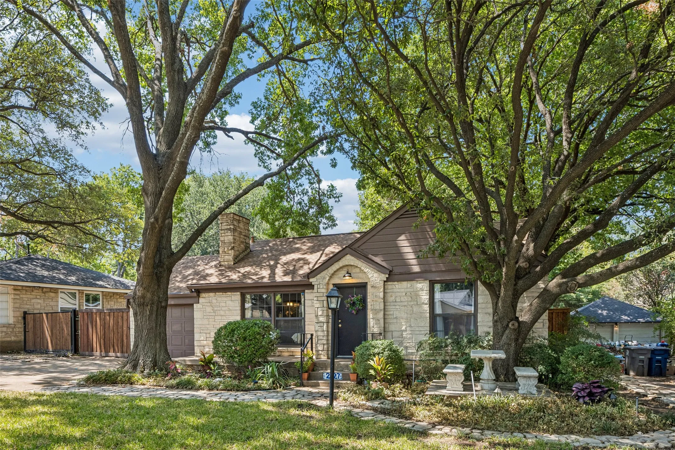 Single Family Residence For Sale in Dallas County , 2127 Leander Drive, Dallas, Texas 75211, 2 Bedroom, 1 Bathroom, 2 Garage spaces, 1,436 Sqft, built in 1941, mls#21342967, Real Estate Agent in Dallas, Homes For Sale in Dallas county, Homes For Sale in Dallas, Realtor in Dallas Texas, Real Estate Brokerage Independent Realty Texas, Luminita Cordes Realtor