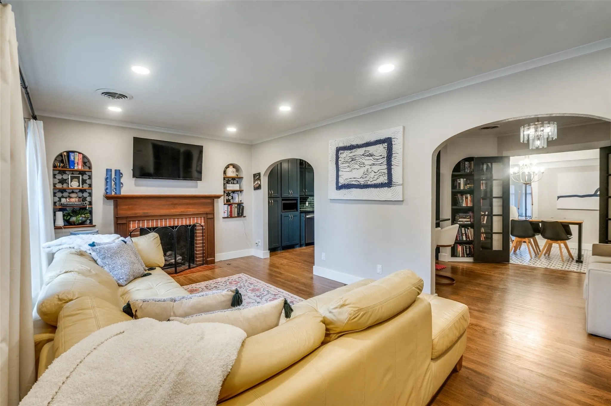 Single Family Residence For Sale in Dallas County , 2127 Leander Drive, Dallas, Texas 75211, 2 Bedroom, 1 Bathroom, 2 Garage spaces, 1,436 Sqft, built in 1941, mls#21342967, Real Estate Agent in Dallas, Homes For Sale in Dallas county, Homes For Sale in Dallas, Realtor in Dallas Texas, Real Estate Brokerage Independent Realty Texas, Luminita Cordes Realtor