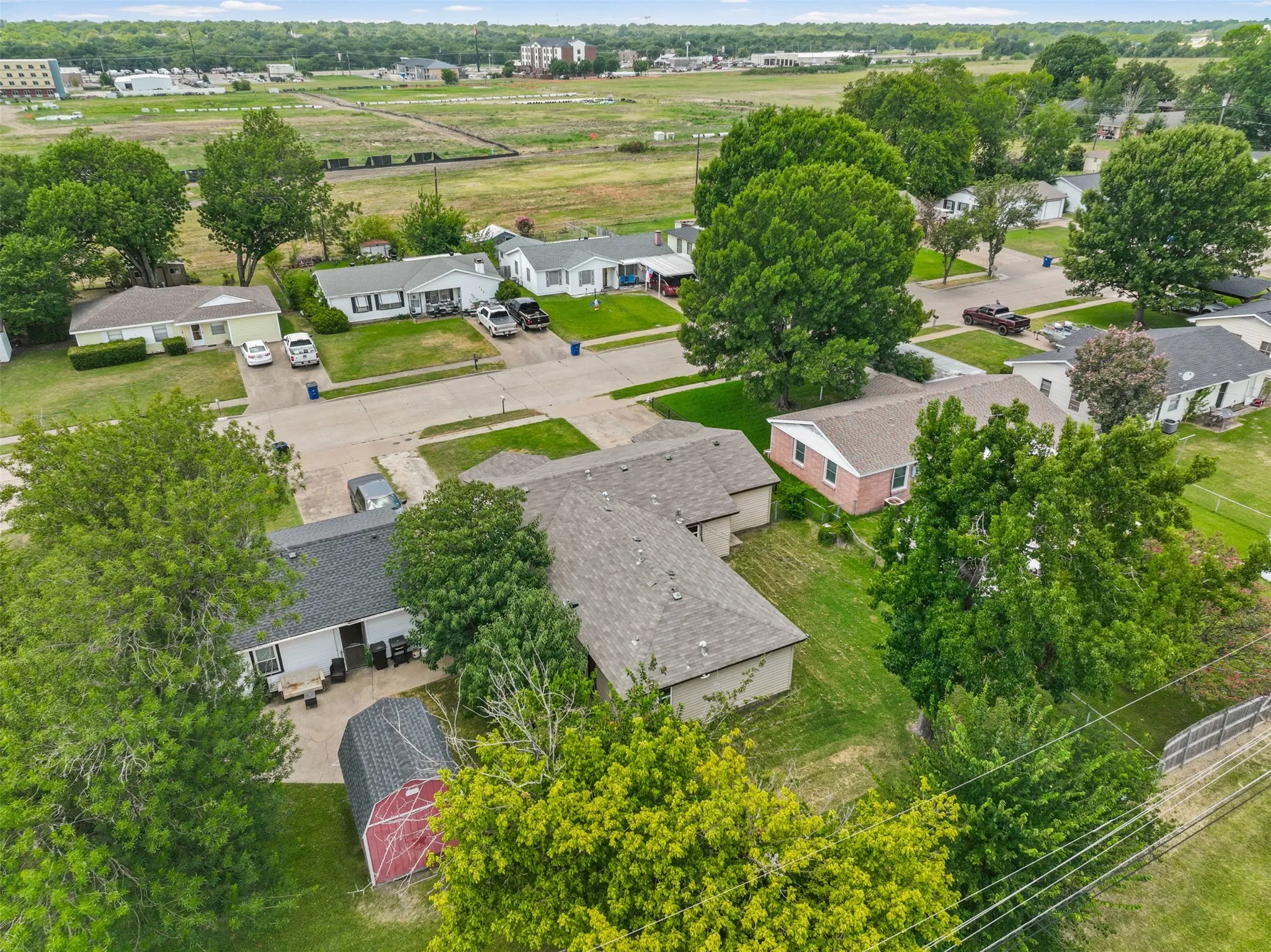 Single Family Residence For Sale in Ellis County , 116 Highland Drive, Ennis, Texas 75119, 5 Bedroom, 2 Bathroom, Garage spaces, 1,805 Sqft, built in 1960, mls#21350044, Real Estate Agent in Ennis, Homes For Sale in Ellis county, Homes For Sale in Ennis, Realtor in Ennis Texas, Real Estate Brokerage Independent Realty Texas, Luminita Cordes Realtor