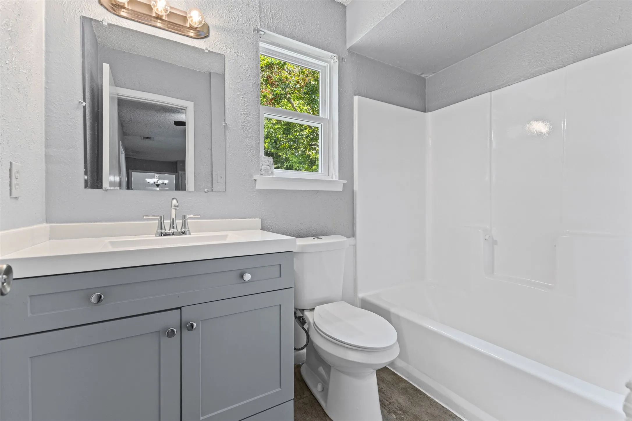 Single Family Residence For Sale in Ellis County , 116 Highland Drive, Ennis, Texas 75119, 5 Bedroom, 2 Bathroom, Garage spaces, 1,805 Sqft, built in 1960, mls#21350044, Real Estate Agent in Ennis, Homes For Sale in Ellis county, Homes For Sale in Ennis, Realtor in Ennis Texas, Real Estate Brokerage Independent Realty Texas, Luminita Cordes Realtor