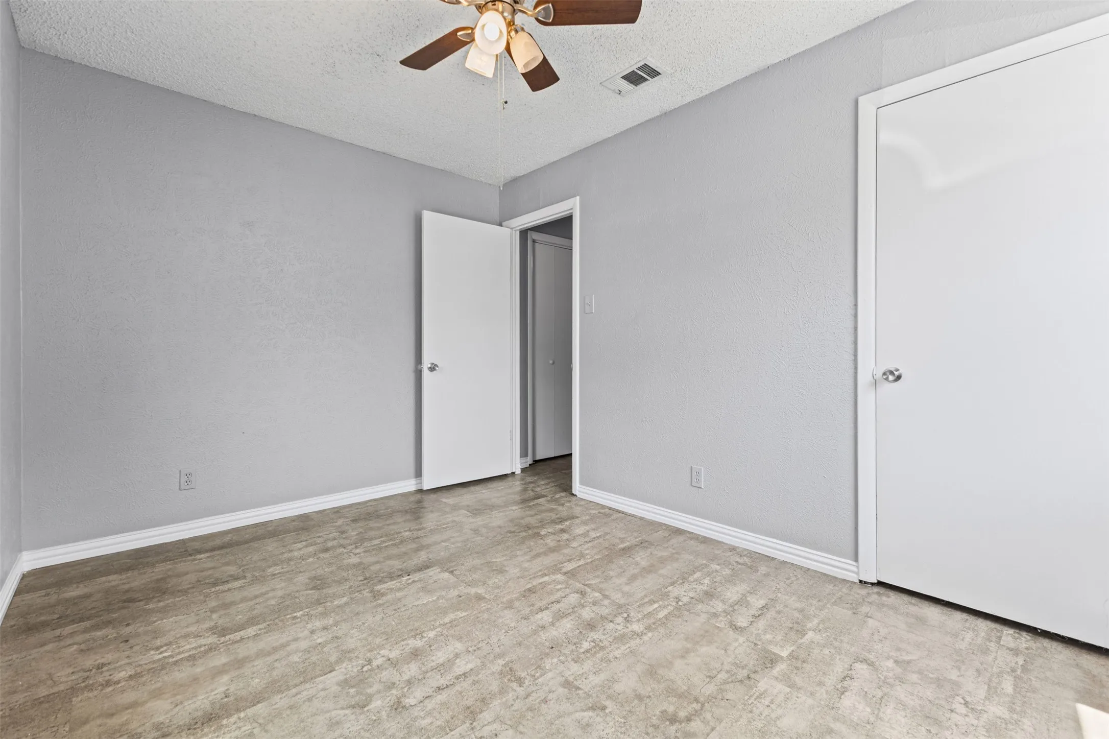 Single Family Residence For Sale in Ellis County , 116 Highland Drive, Ennis, Texas 75119, 5 Bedroom, 2 Bathroom, Garage spaces, 1,805 Sqft, built in 1960, mls#21350044, Real Estate Agent in Ennis, Homes For Sale in Ellis county, Homes For Sale in Ennis, Realtor in Ennis Texas, Real Estate Brokerage Independent Realty Texas, Luminita Cordes Realtor