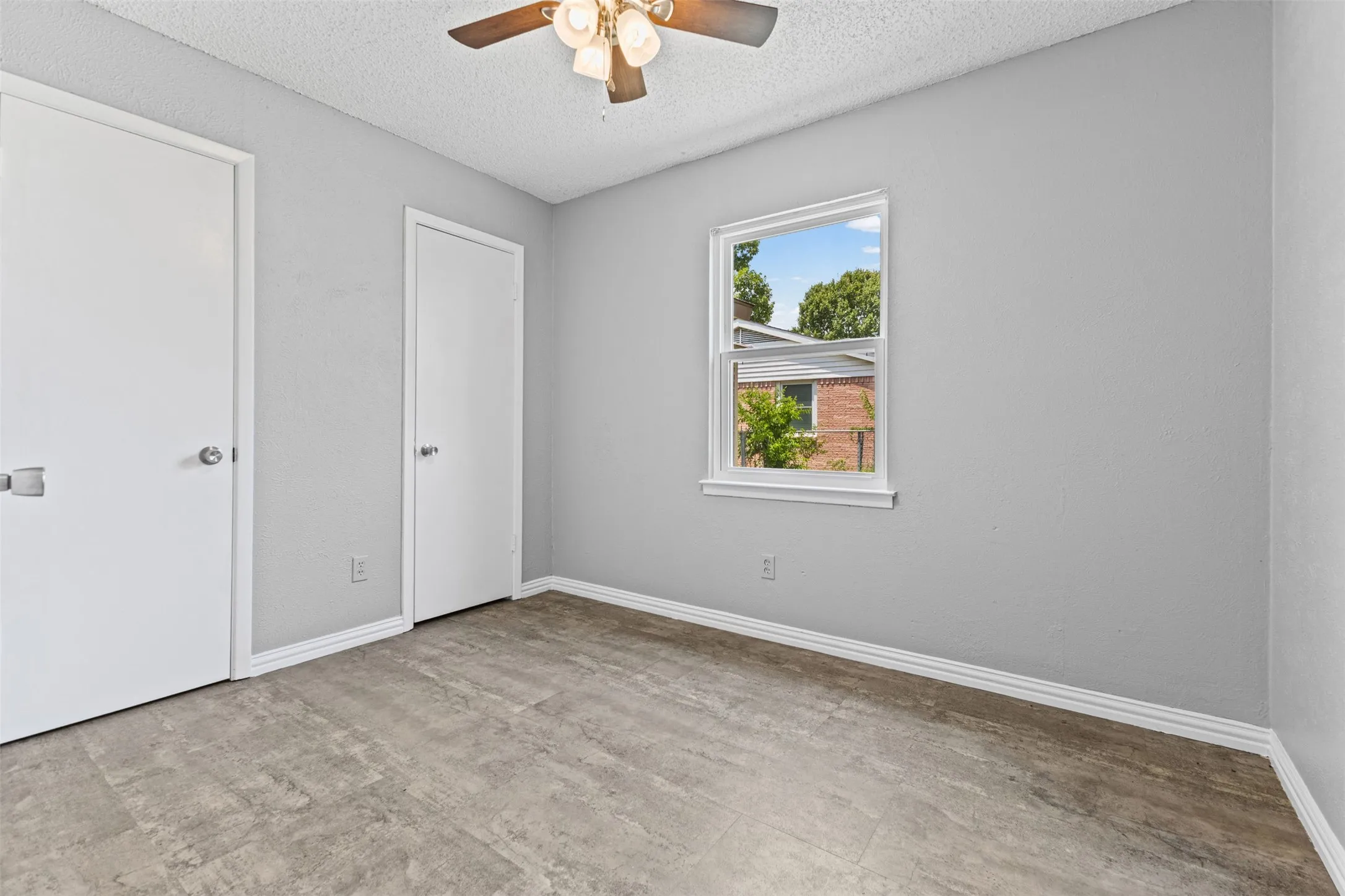 Single Family Residence For Sale in Ellis County , 116 Highland Drive, Ennis, Texas 75119, 5 Bedroom, 2 Bathroom, Garage spaces, 1,805 Sqft, built in 1960, mls#21350044, Real Estate Agent in Ennis, Homes For Sale in Ellis county, Homes For Sale in Ennis, Realtor in Ennis Texas, Real Estate Brokerage Independent Realty Texas, Luminita Cordes Realtor
