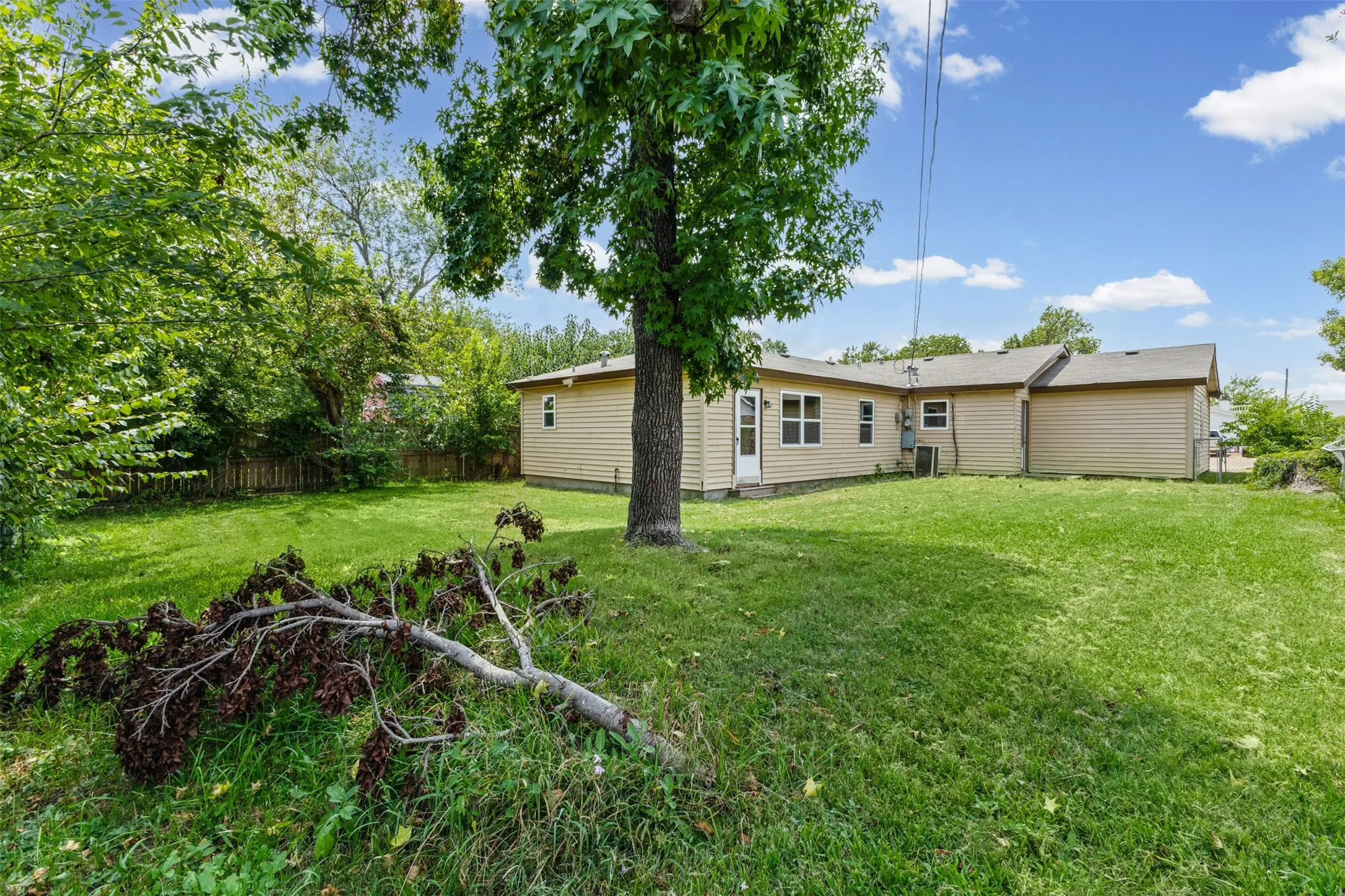 Single Family Residence For Sale in Ellis County , 116 Highland Drive, Ennis, Texas 75119, 5 Bedroom, 2 Bathroom, Garage spaces, 1,805 Sqft, built in 1960, mls#21350044, Real Estate Agent in Ennis, Homes For Sale in Ellis county, Homes For Sale in Ennis, Realtor in Ennis Texas, Real Estate Brokerage Independent Realty Texas, Luminita Cordes Realtor