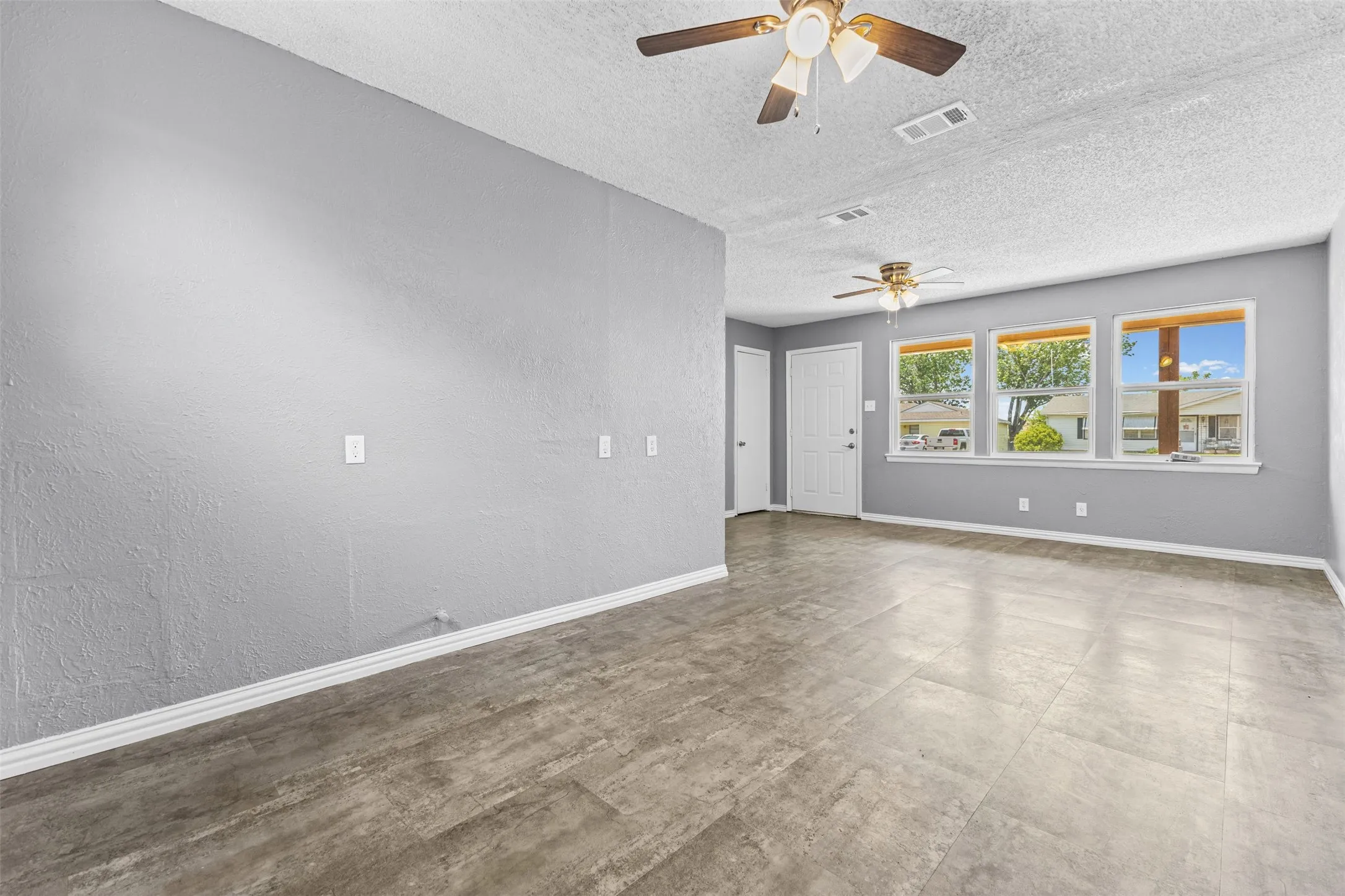 Single Family Residence For Sale in Ellis County , 116 Highland Drive, Ennis, Texas 75119, 5 Bedroom, 2 Bathroom, Garage spaces, 1,805 Sqft, built in 1960, mls#21350044, Real Estate Agent in Ennis, Homes For Sale in Ellis county, Homes For Sale in Ennis, Realtor in Ennis Texas, Real Estate Brokerage Independent Realty Texas, Luminita Cordes Realtor