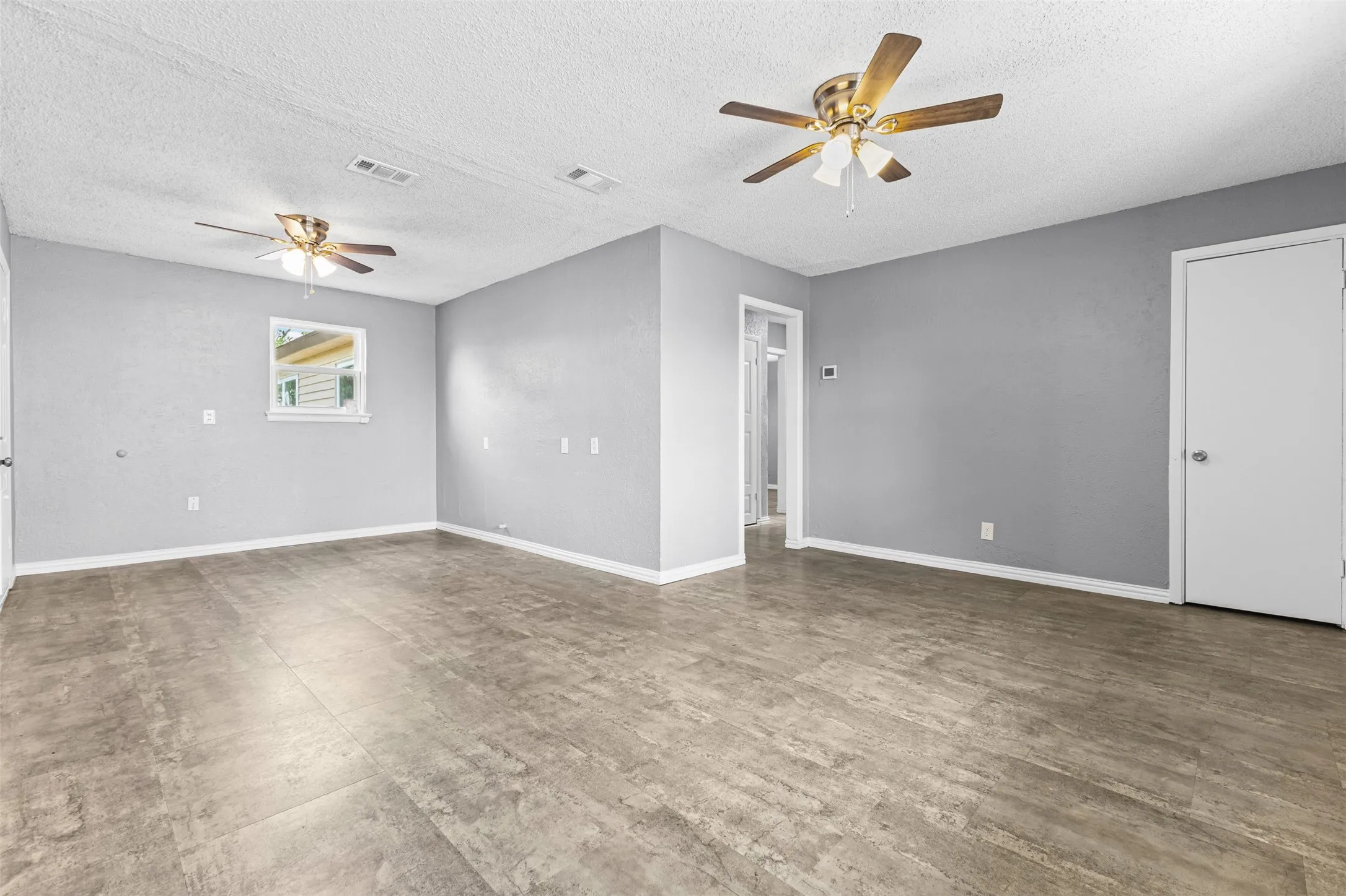 Single Family Residence For Sale in Ellis County , 116 Highland Drive, Ennis, Texas 75119, 5 Bedroom, 2 Bathroom, Garage spaces, 1,805 Sqft, built in 1960, mls#21350044, Real Estate Agent in Ennis, Homes For Sale in Ellis county, Homes For Sale in Ennis, Realtor in Ennis Texas, Real Estate Brokerage Independent Realty Texas, Luminita Cordes Realtor