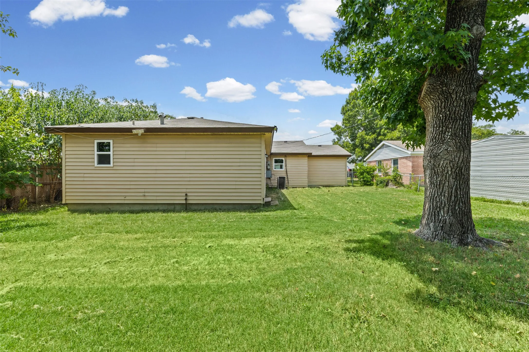 Single Family Residence For Sale in Ellis County , 116 Highland Drive, Ennis, Texas 75119, 5 Bedroom, 2 Bathroom, Garage spaces, 1,805 Sqft, built in 1960, mls#21350044, Real Estate Agent in Ennis, Homes For Sale in Ellis county, Homes For Sale in Ennis, Realtor in Ennis Texas, Real Estate Brokerage Independent Realty Texas, Luminita Cordes Realtor