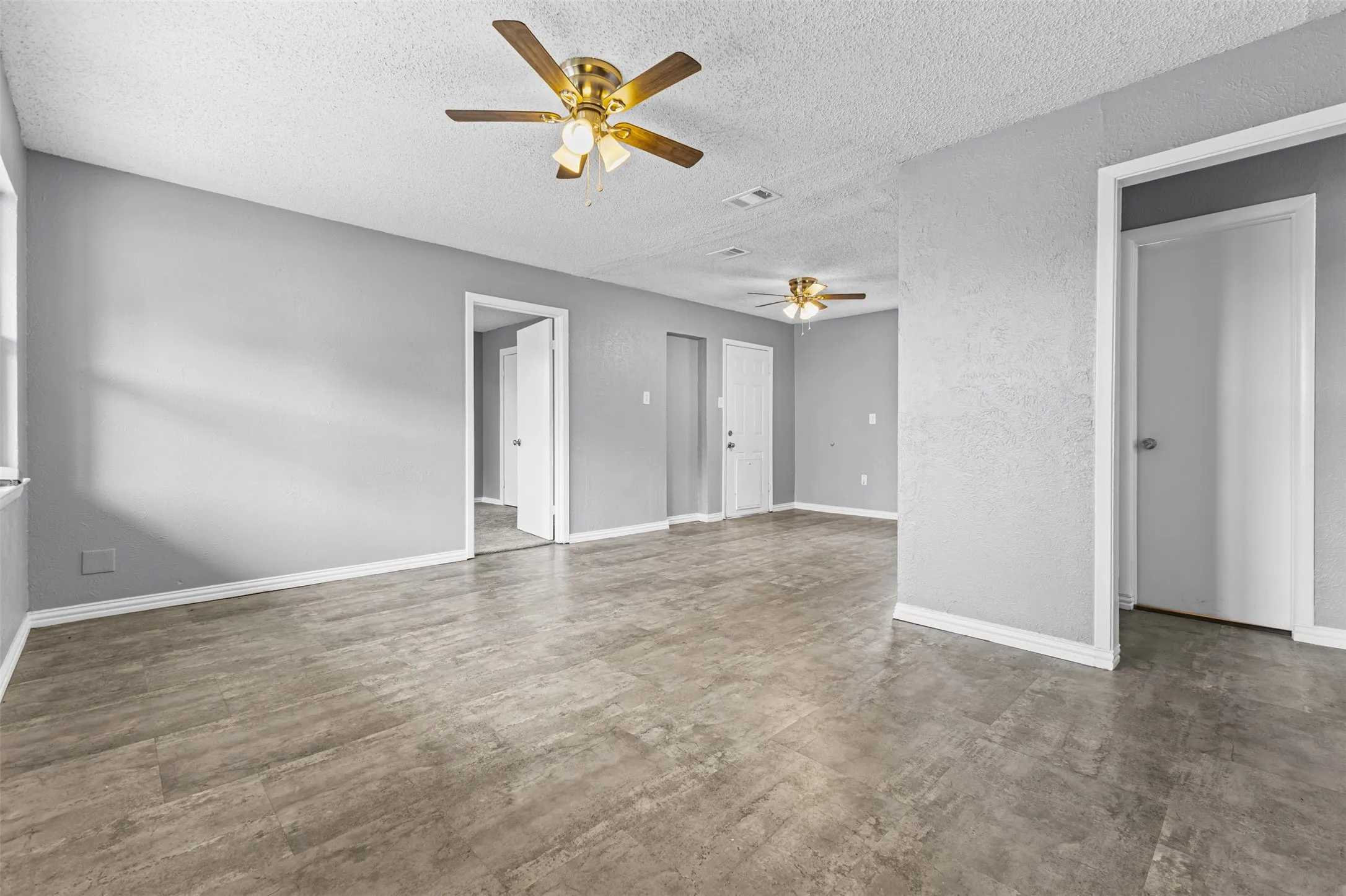 Single Family Residence For Sale in Ellis County , 116 Highland Drive, Ennis, Texas 75119, 5 Bedroom, 2 Bathroom, Garage spaces, 1,805 Sqft, built in 1960, mls#21350044, Real Estate Agent in Ennis, Homes For Sale in Ellis county, Homes For Sale in Ennis, Realtor in Ennis Texas, Real Estate Brokerage Independent Realty Texas, Luminita Cordes Realtor