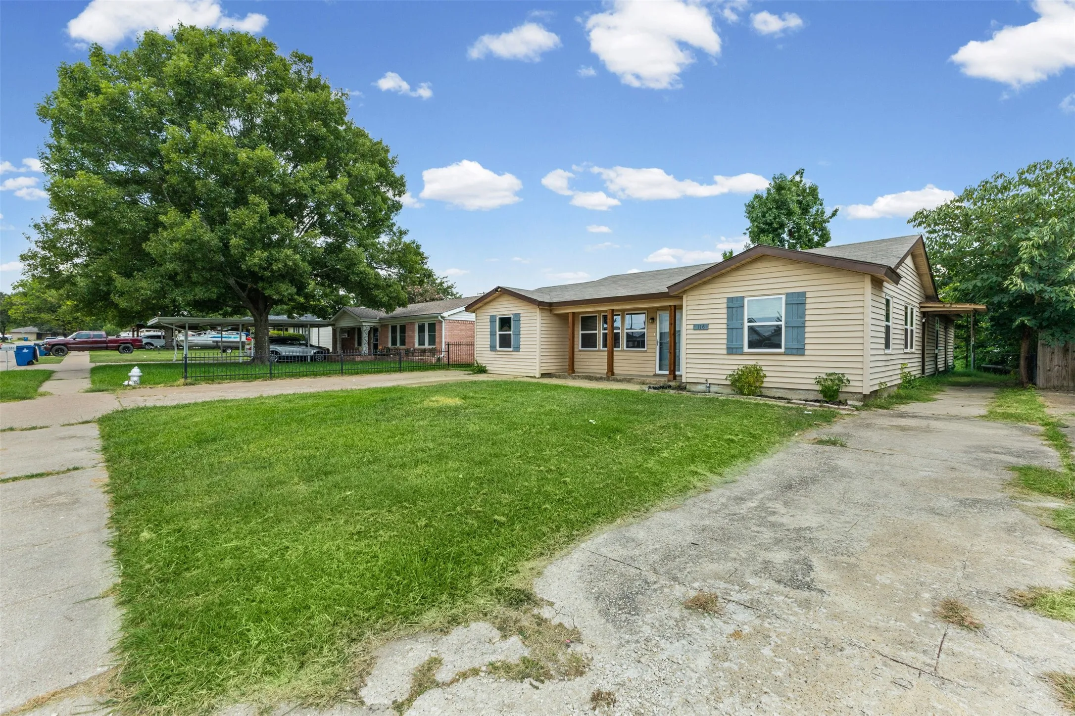 Single Family Residence For Sale in Ellis County , 116 Highland Drive, Ennis, Texas 75119, 5 Bedroom, 2 Bathroom, Garage spaces, 1,805 Sqft, built in 1960, mls#21350044, Real Estate Agent in Ennis, Homes For Sale in Ellis county, Homes For Sale in Ennis, Realtor in Ennis Texas, Real Estate Brokerage Independent Realty Texas, Luminita Cordes Realtor
