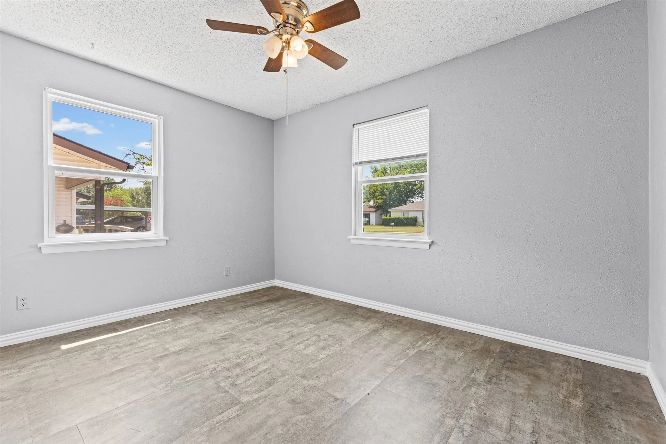 Single Family Residence For Sale in Ellis County , 116 Highland Drive, Ennis, Texas 75119, 5 Bedroom, 2 Bathroom, Garage spaces, 1,805 Sqft, built in 1960, mls#21350044, Real Estate Agent in Ennis, Homes For Sale in Ellis county, Homes For Sale in Ennis, Realtor in Ennis Texas, Real Estate Brokerage Independent Realty Texas, Luminita Cordes Realtor