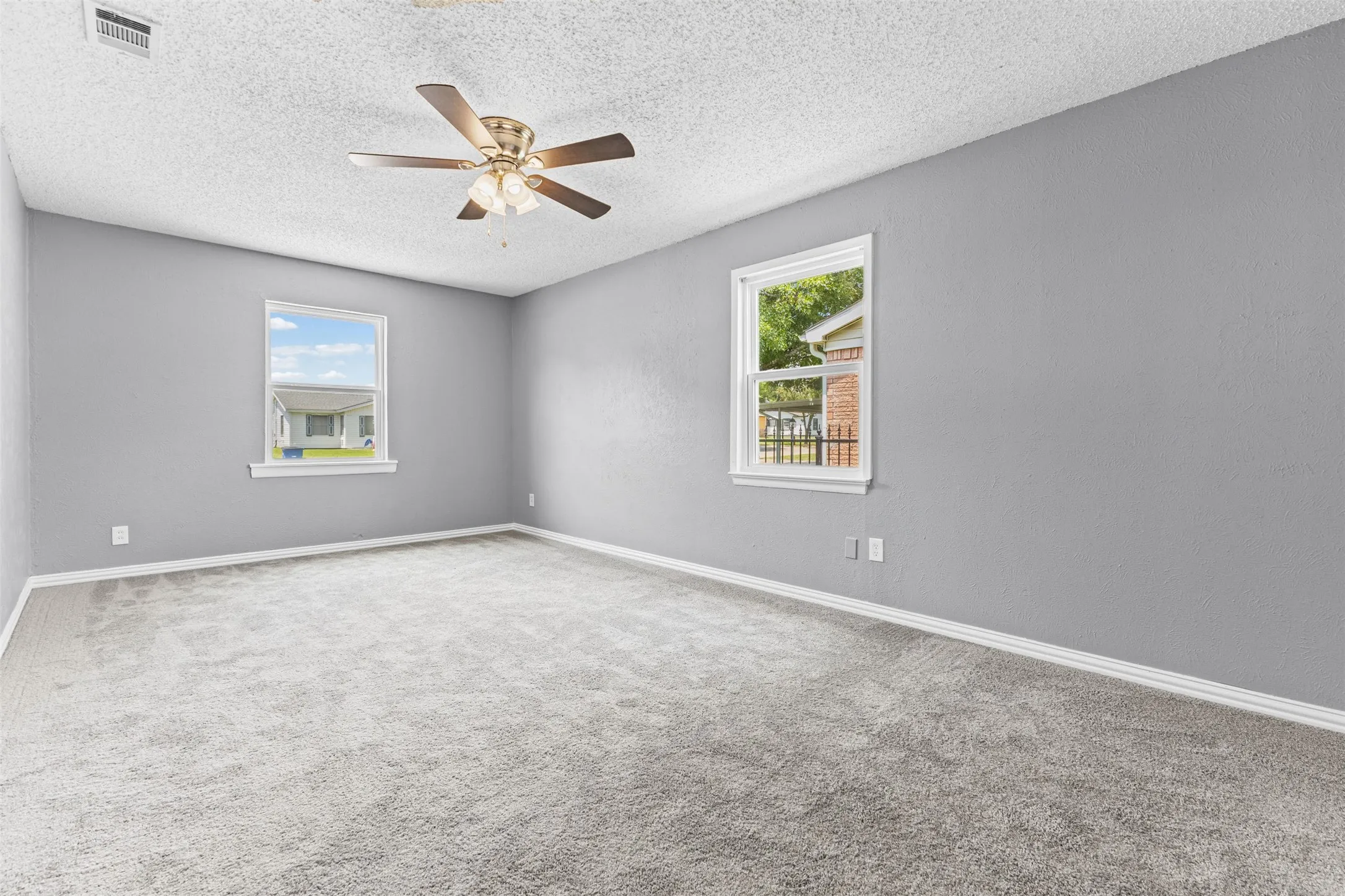 Single Family Residence For Sale in Ellis County , 116 Highland Drive, Ennis, Texas 75119, 5 Bedroom, 2 Bathroom, Garage spaces, 1,805 Sqft, built in 1960, mls#21350044, Real Estate Agent in Ennis, Homes For Sale in Ellis county, Homes For Sale in Ennis, Realtor in Ennis Texas, Real Estate Brokerage Independent Realty Texas, Luminita Cordes Realtor