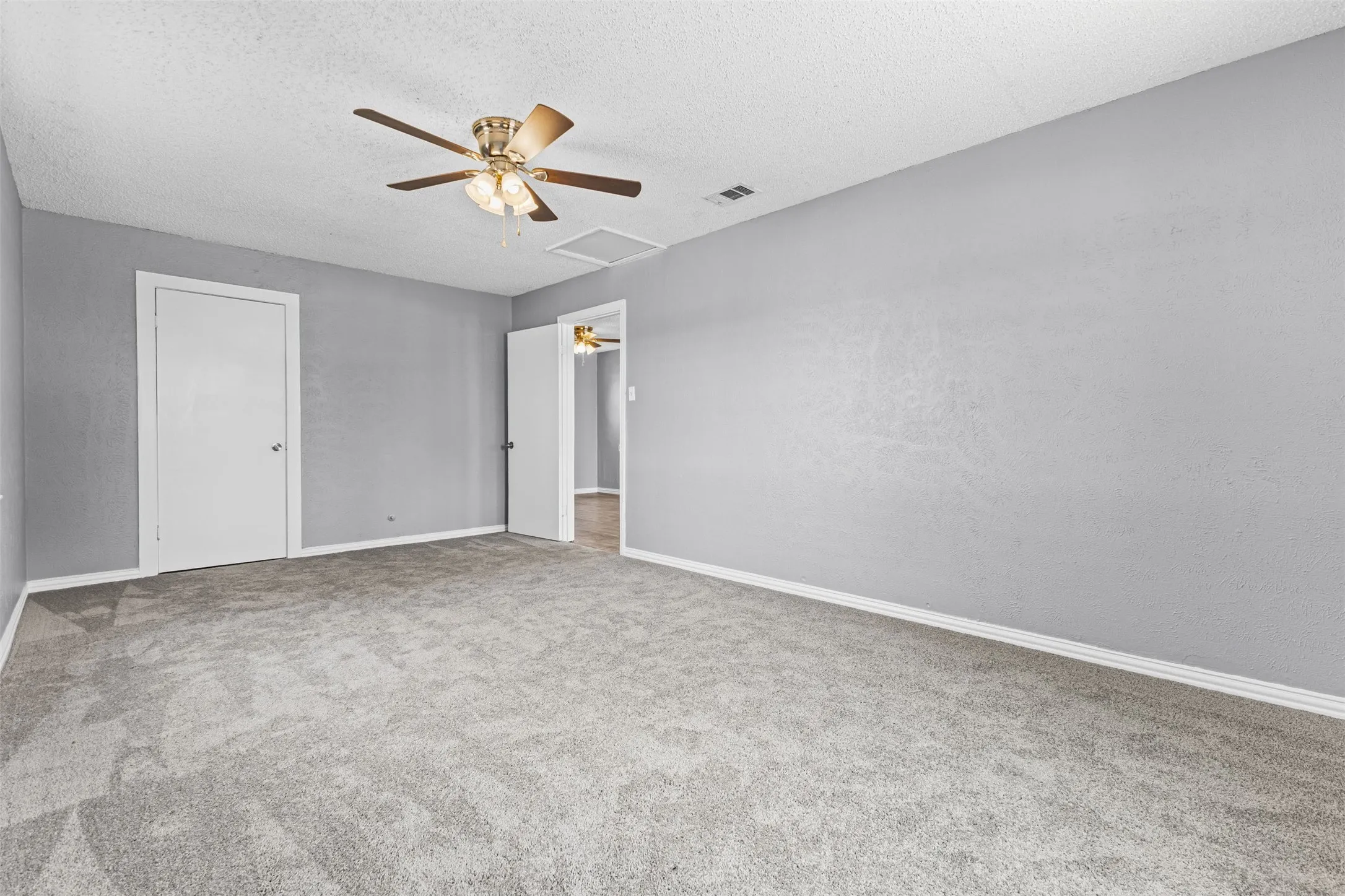 Single Family Residence For Sale in Ellis County , 116 Highland Drive, Ennis, Texas 75119, 5 Bedroom, 2 Bathroom, Garage spaces, 1,805 Sqft, built in 1960, mls#21350044, Real Estate Agent in Ennis, Homes For Sale in Ellis county, Homes For Sale in Ennis, Realtor in Ennis Texas, Real Estate Brokerage Independent Realty Texas, Luminita Cordes Realtor