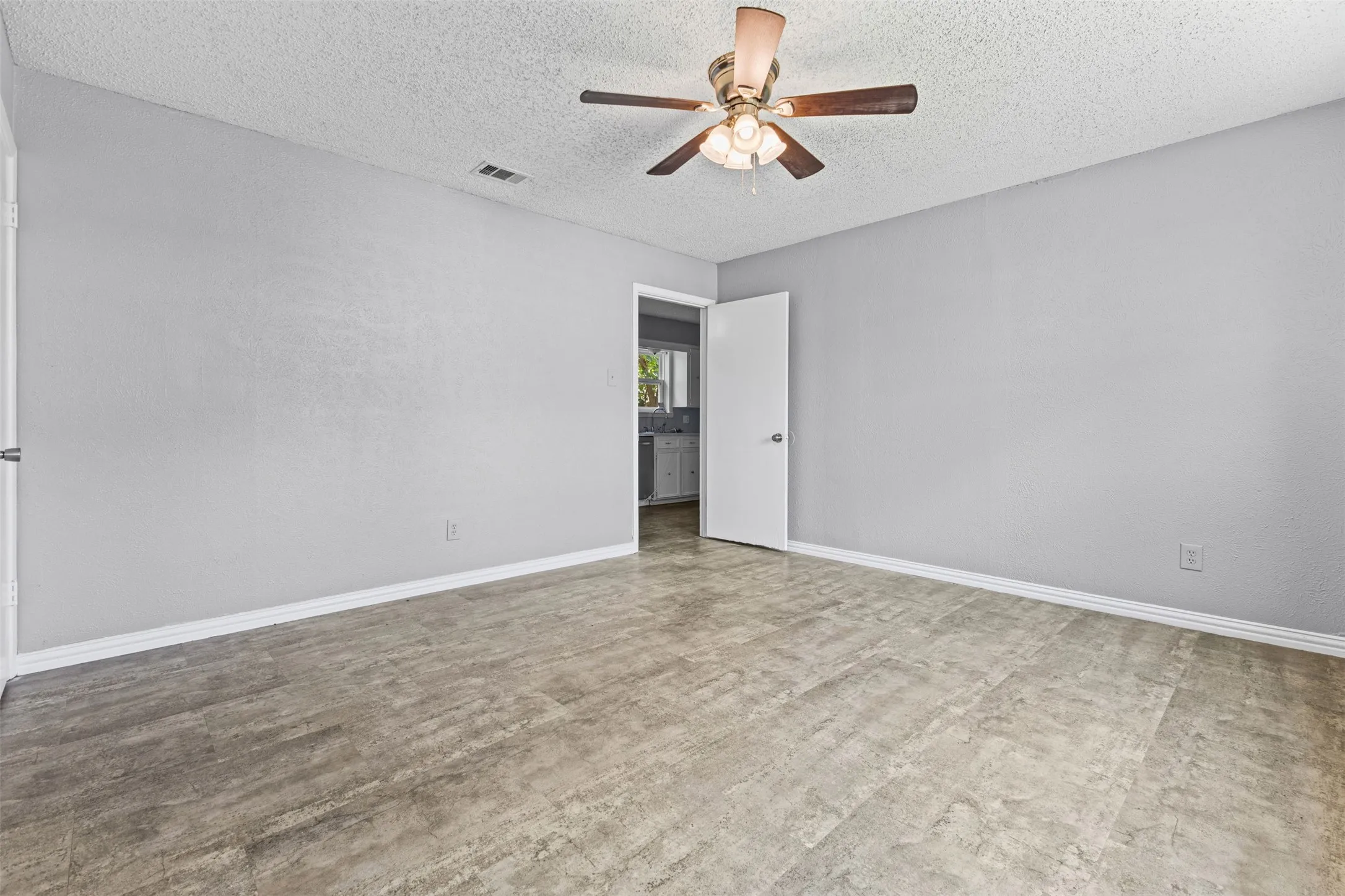 Single Family Residence For Sale in Ellis County , 116 Highland Drive, Ennis, Texas 75119, 5 Bedroom, 2 Bathroom, Garage spaces, 1,805 Sqft, built in 1960, mls#21350044, Real Estate Agent in Ennis, Homes For Sale in Ellis county, Homes For Sale in Ennis, Realtor in Ennis Texas, Real Estate Brokerage Independent Realty Texas, Luminita Cordes Realtor