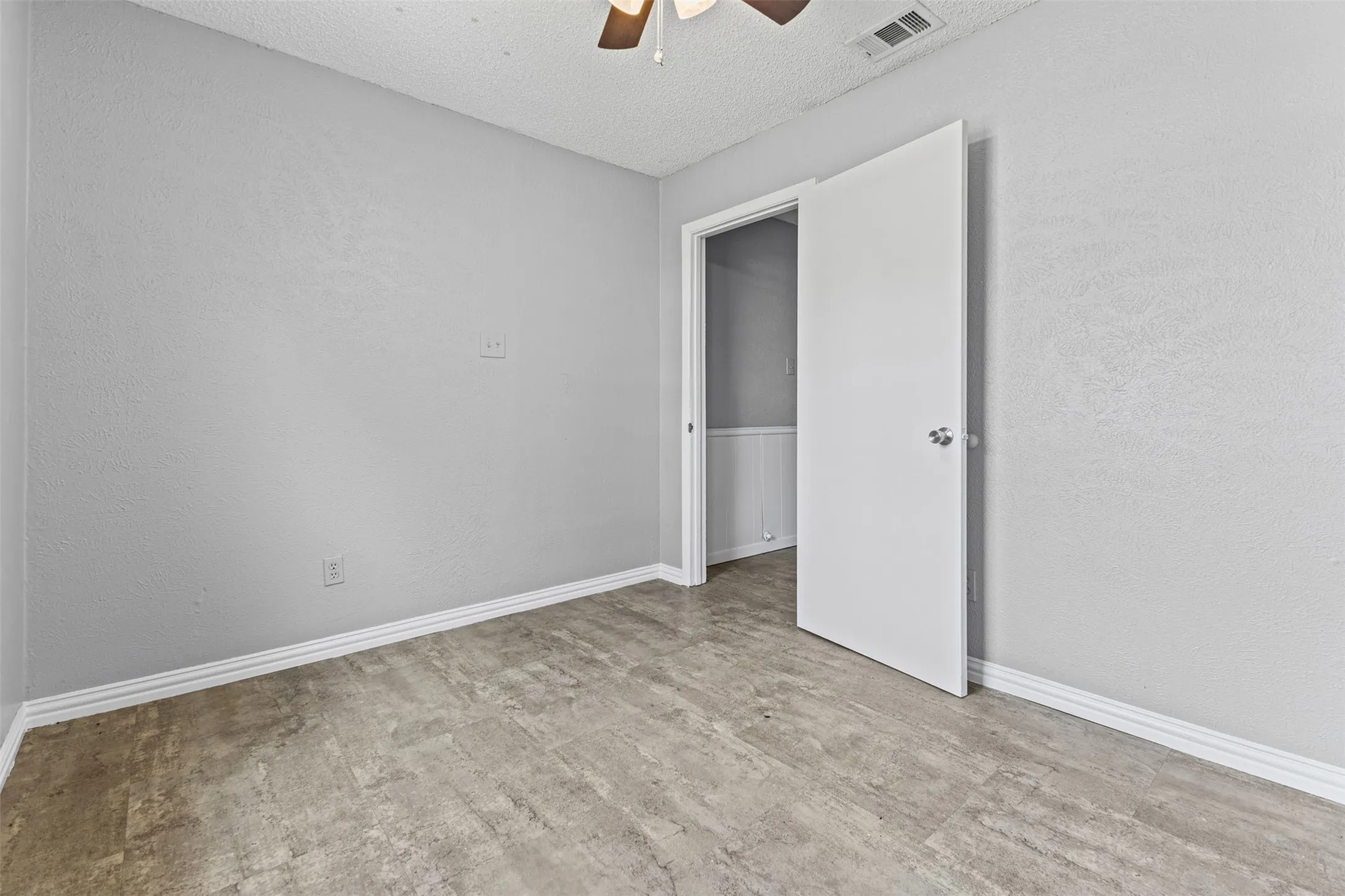 Single Family Residence For Sale in Ellis County , 116 Highland Drive, Ennis, Texas 75119, 5 Bedroom, 2 Bathroom, Garage spaces, 1,805 Sqft, built in 1960, mls#21350044, Real Estate Agent in Ennis, Homes For Sale in Ellis county, Homes For Sale in Ennis, Realtor in Ennis Texas, Real Estate Brokerage Independent Realty Texas, Luminita Cordes Realtor