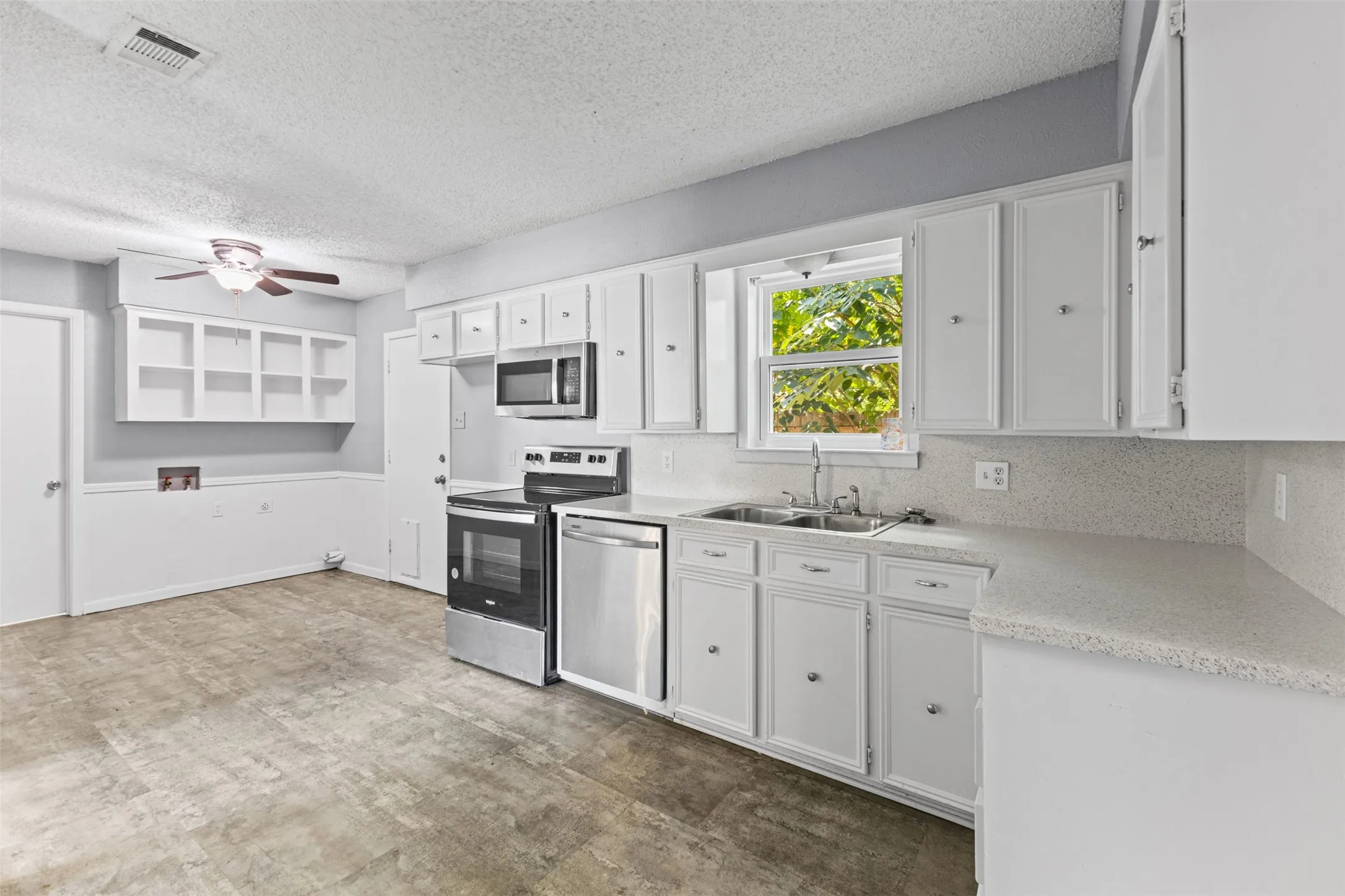 Single Family Residence For Sale in Ellis County , 116 Highland Drive, Ennis, Texas 75119, 5 Bedroom, 2 Bathroom, Garage spaces, 1,805 Sqft, built in 1960, mls#21350044, Real Estate Agent in Ennis, Homes For Sale in Ellis county, Homes For Sale in Ennis, Realtor in Ennis Texas, Real Estate Brokerage Independent Realty Texas, Luminita Cordes Realtor