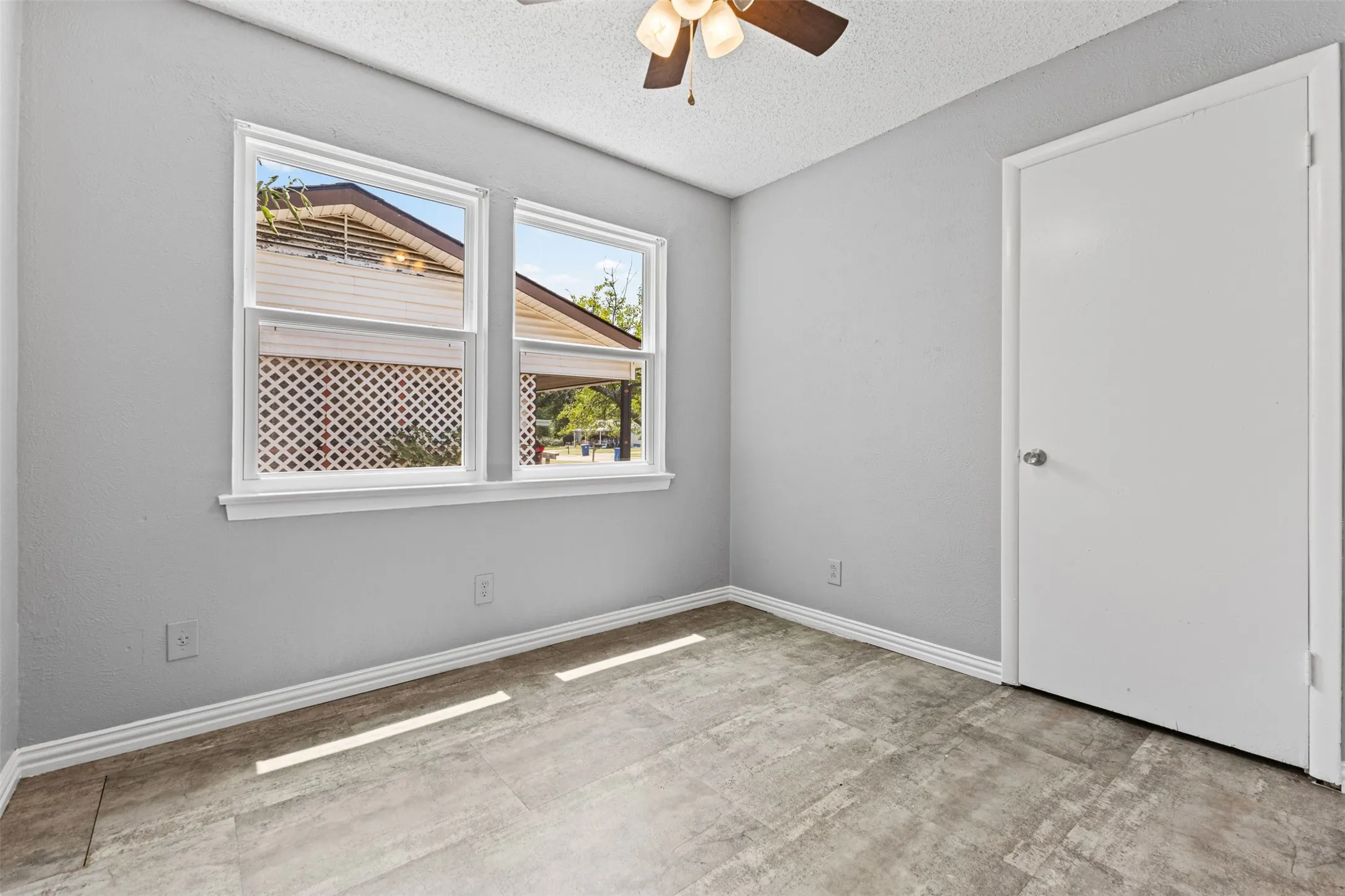 Single Family Residence For Sale in Ellis County , 116 Highland Drive, Ennis, Texas 75119, 5 Bedroom, 2 Bathroom, Garage spaces, 1,805 Sqft, built in 1960, mls#21350044, Real Estate Agent in Ennis, Homes For Sale in Ellis county, Homes For Sale in Ennis, Realtor in Ennis Texas, Real Estate Brokerage Independent Realty Texas, Luminita Cordes Realtor
