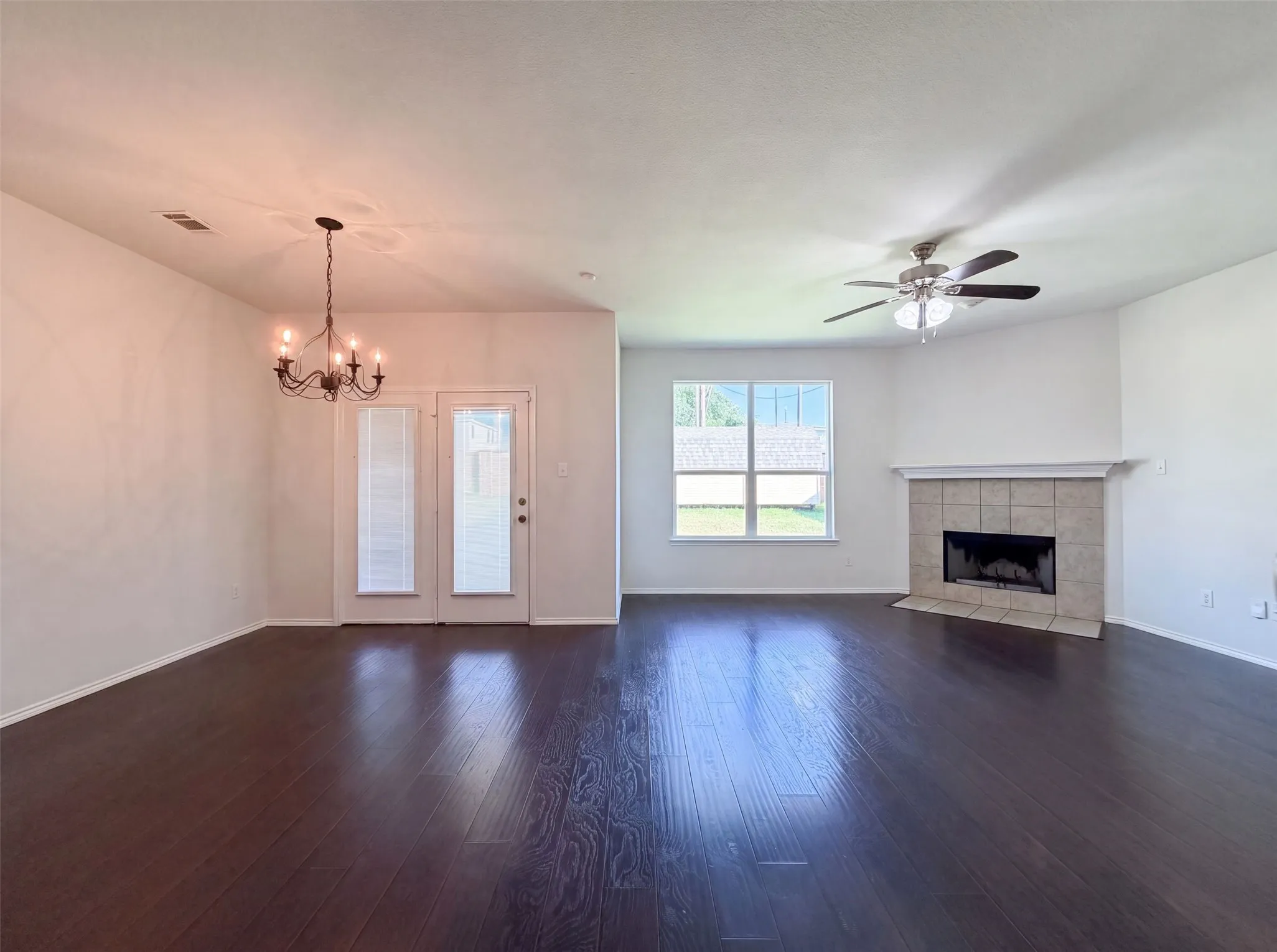 Single Family Residence For Sale in Tarrant County , 1411 Niagara Falls Court, Arlington, Texas 76002, 5 Bedroom, 3 Bathroom, 2 Garage spaces, 2,612 Sqft, built in 2012, mls#21344535, Real Estate Agent in Arlington, Homes For Sale in Tarrant county, Homes For Sale in Arlington, Realtor in Arlington Texas, Real Estate Brokerage Independent Realty Texas, Luminita Cordes Realtor