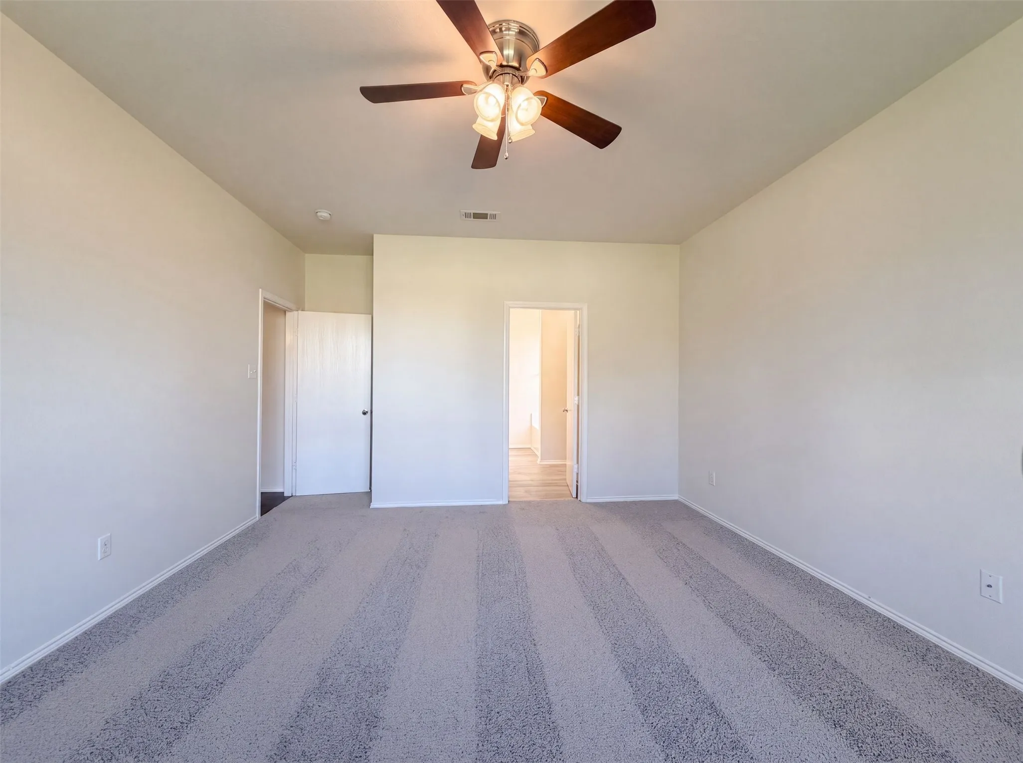 Single Family Residence For Sale in Tarrant County , 1411 Niagara Falls Court, Arlington, Texas 76002, 5 Bedroom, 3 Bathroom, 2 Garage spaces, 2,612 Sqft, built in 2012, mls#21344535, Real Estate Agent in Arlington, Homes For Sale in Tarrant county, Homes For Sale in Arlington, Realtor in Arlington Texas, Real Estate Brokerage Independent Realty Texas, Luminita Cordes Realtor