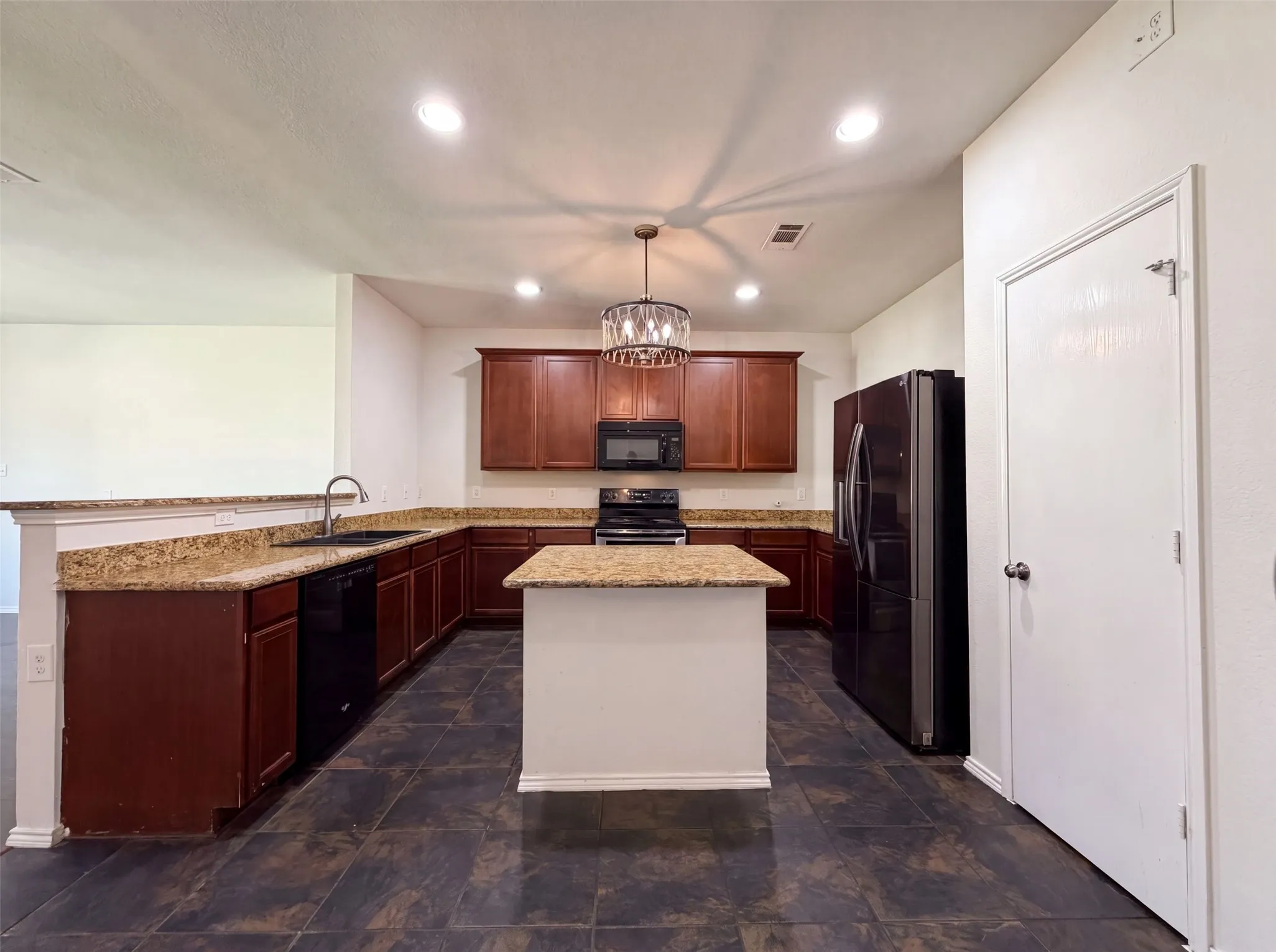Single Family Residence For Sale in Tarrant County , 1411 Niagara Falls Court, Arlington, Texas 76002, 5 Bedroom, 3 Bathroom, 2 Garage spaces, 2,612 Sqft, built in 2012, mls#21344535, Real Estate Agent in Arlington, Homes For Sale in Tarrant county, Homes For Sale in Arlington, Realtor in Arlington Texas, Real Estate Brokerage Independent Realty Texas, Luminita Cordes Realtor