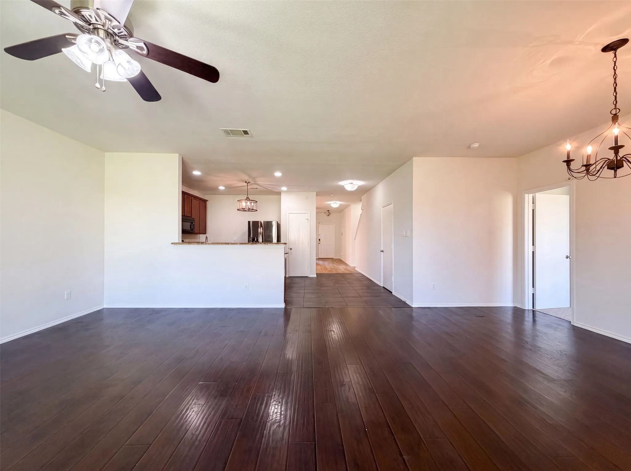 Single Family Residence For Sale in Tarrant County , 1411 Niagara Falls Court, Arlington, Texas 76002, 5 Bedroom, 3 Bathroom, 2 Garage spaces, 2,612 Sqft, built in 2012, mls#21344535, Real Estate Agent in Arlington, Homes For Sale in Tarrant county, Homes For Sale in Arlington, Realtor in Arlington Texas, Real Estate Brokerage Independent Realty Texas, Luminita Cordes Realtor