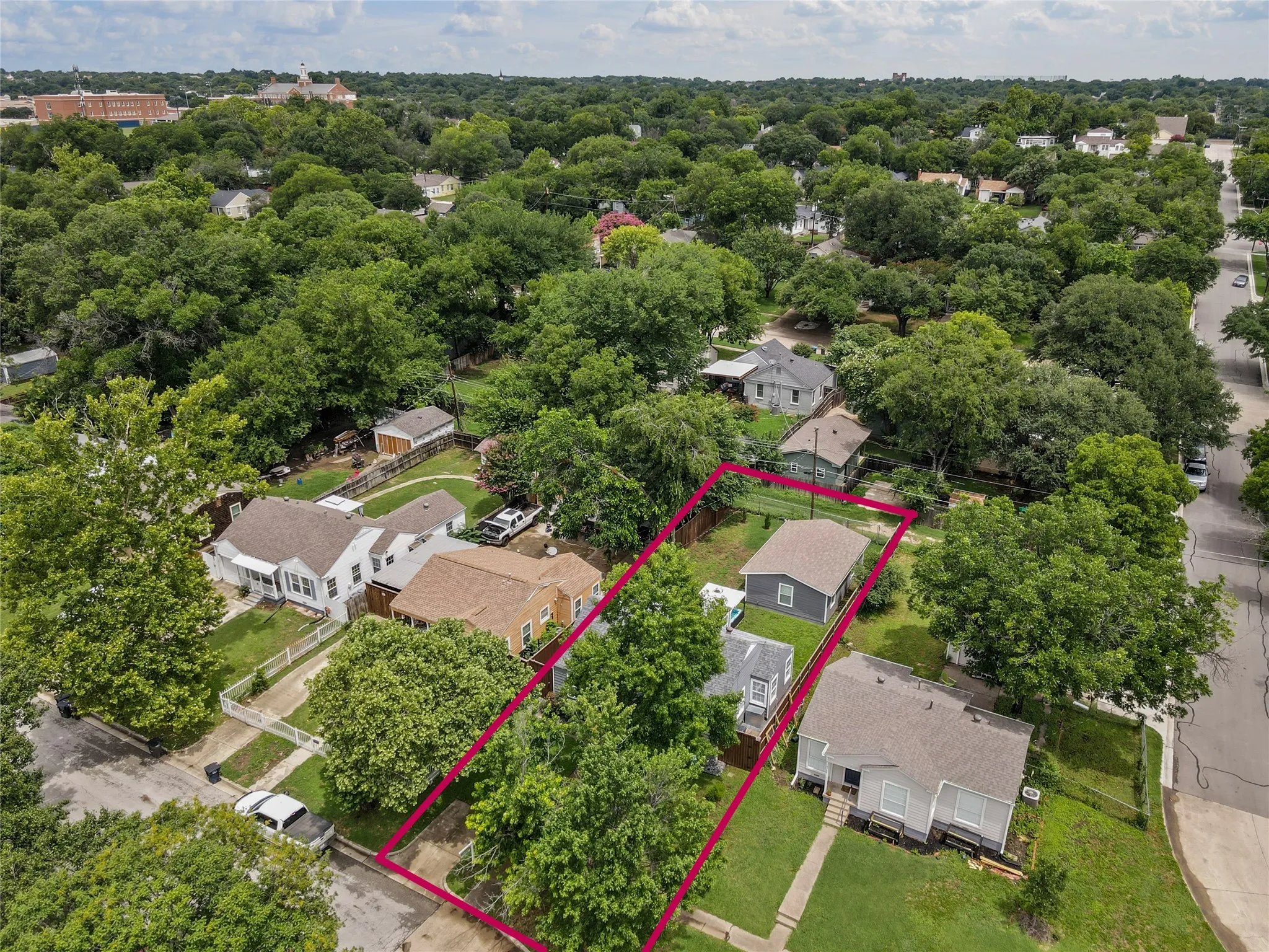 Single Family Residence For Sale in Tarrant County , 4204 Geddes Avenue, Fort Worth, Texas 76107, 3 Bedroom, 1 Bathroom, 2 Garage spaces, 1,416 Sqft, built in 1944, mls#21350101, Real Estate Agent in Fort Worth, Homes For Sale in Tarrant county, Homes For Sale in Fort Worth, Realtor in Fort Worth Texas, Real Estate Brokerage Independent Realty Texas, Luminita Cordes Realtor
