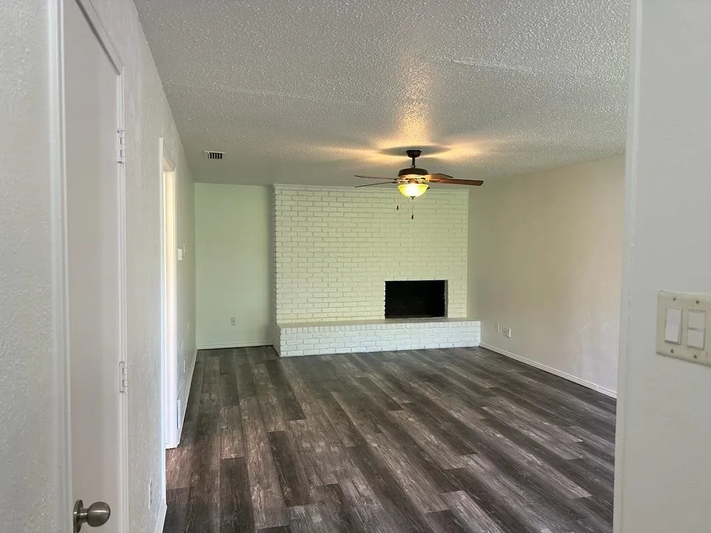 Duplex For Rent in Dallas County , 2818 Golfing Green Drive, Farmers Branch, Texas 75234, 3 Bedroom, 2 Bathroom, Garage spaces, 1,465 Sqft, built in 1972, mls#21348038, Real Estate Agent in Farmers Branch, Homes For Rent in Dallas county, Homes For Rent in Farmers Branch, Realtor in Farmers Branch Texas, Real Estate Brokerage Independent Realty Texas, Luminita Cordes Realtor