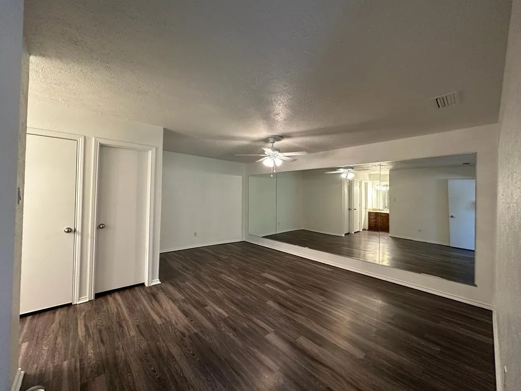 Duplex For Rent in Dallas County , 2818 Golfing Green Drive, Farmers Branch, Texas 75234, 3 Bedroom, 2 Bathroom, Garage spaces, 1,465 Sqft, built in 1972, mls#21348038, Real Estate Agent in Farmers Branch, Homes For Rent in Dallas county, Homes For Rent in Farmers Branch, Realtor in Farmers Branch Texas, Real Estate Brokerage Independent Realty Texas, Luminita Cordes Realtor