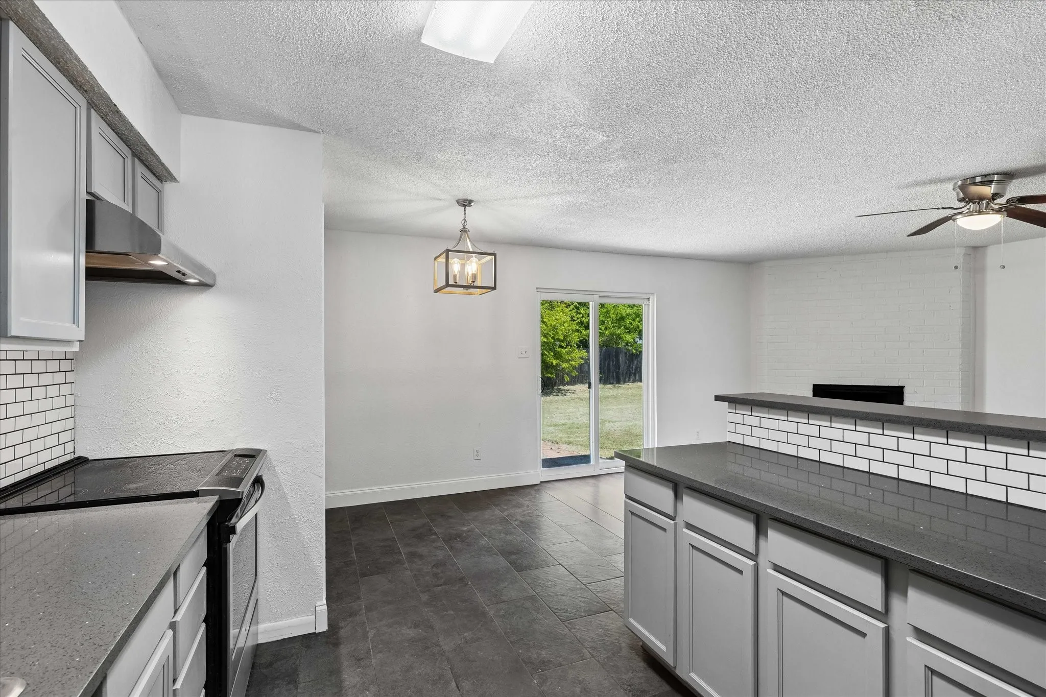 Single Family Residence For Sale in Tarrant County , 401 S Walnut Creek Drive, Mansfield, Texas 76063, 3 Bedroom, 2 Bathroom, 2 Garage spaces, 1,378 Sqft, built in 1980, mls#21350075, Real Estate Agent in Mansfield, Homes For Sale in Tarrant county, Homes For Sale in Mansfield, Realtor in Mansfield Texas, Real Estate Brokerage Independent Realty Texas, Luminita Cordes Realtor