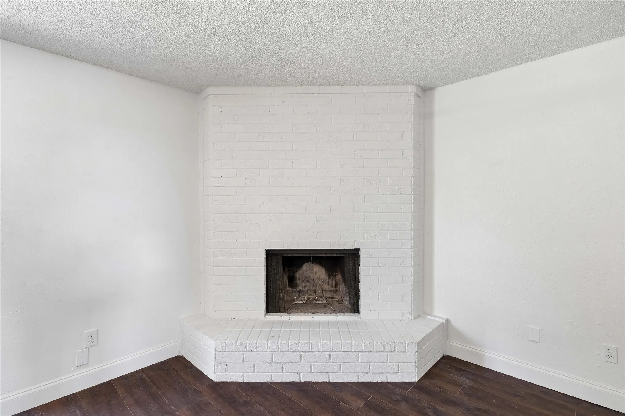 Single Family Residence For Sale in Tarrant County , 401 S Walnut Creek Drive, Mansfield, Texas 76063, 3 Bedroom, 2 Bathroom, 2 Garage spaces, 1,378 Sqft, built in 1980, mls#21350075, Real Estate Agent in Mansfield, Homes For Sale in Tarrant county, Homes For Sale in Mansfield, Realtor in Mansfield Texas, Real Estate Brokerage Independent Realty Texas, Luminita Cordes Realtor