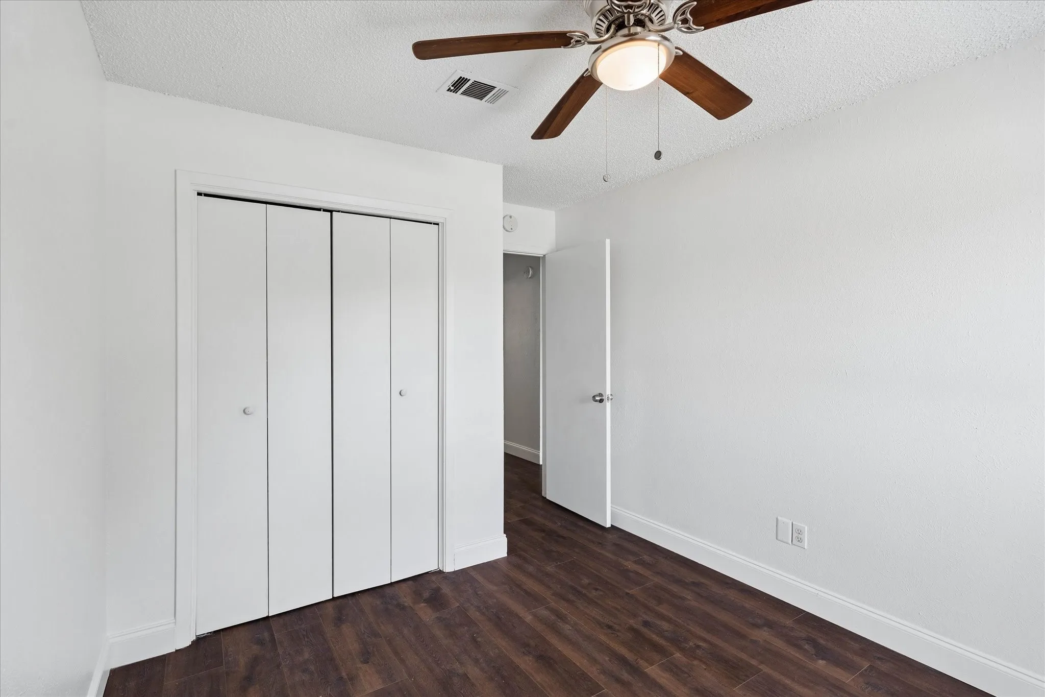 Single Family Residence For Sale in Tarrant County , 401 S Walnut Creek Drive, Mansfield, Texas 76063, 3 Bedroom, 2 Bathroom, 2 Garage spaces, 1,378 Sqft, built in 1980, mls#21350075, Real Estate Agent in Mansfield, Homes For Sale in Tarrant county, Homes For Sale in Mansfield, Realtor in Mansfield Texas, Real Estate Brokerage Independent Realty Texas, Luminita Cordes Realtor