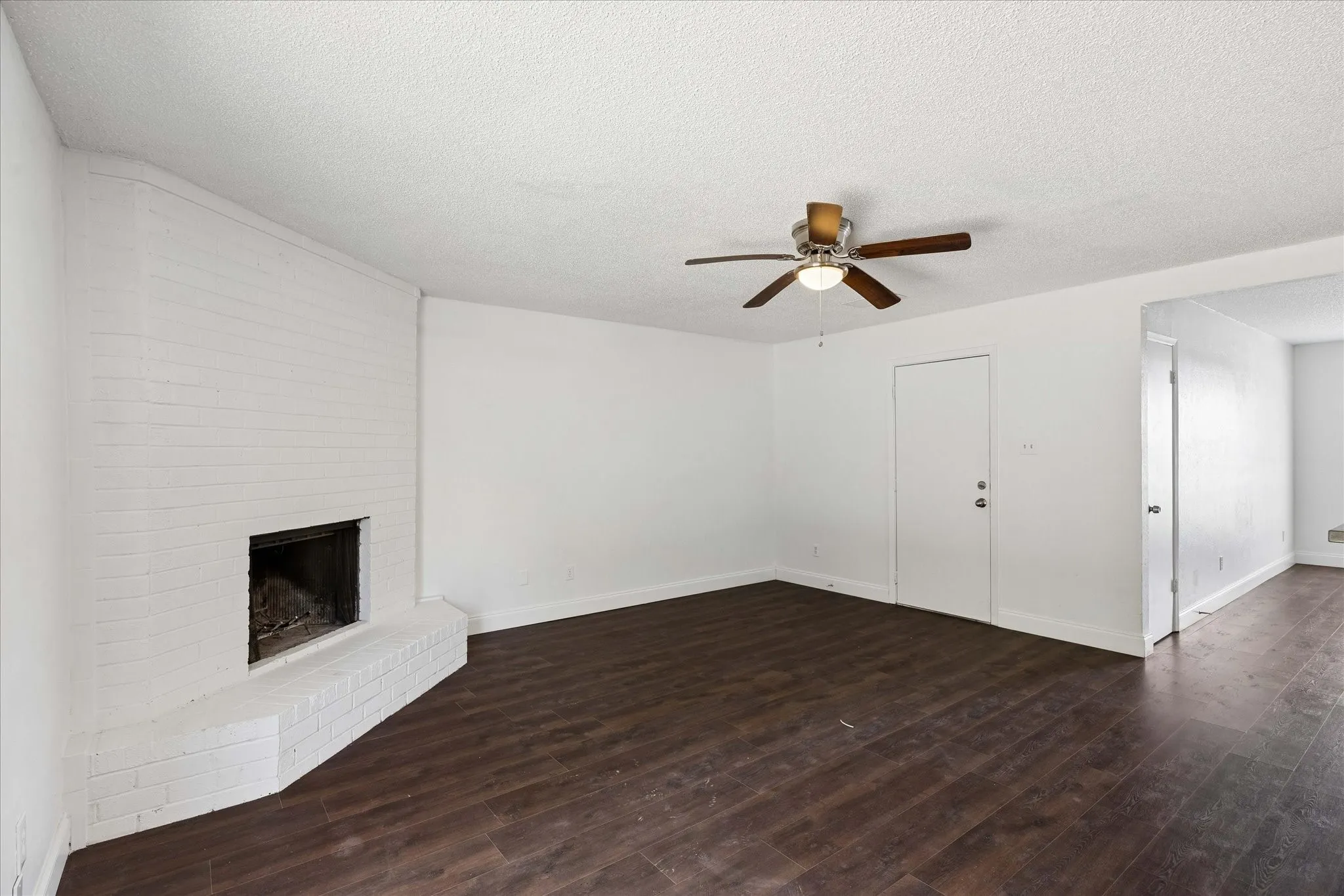 Single Family Residence For Sale in Tarrant County , 401 S Walnut Creek Drive, Mansfield, Texas 76063, 3 Bedroom, 2 Bathroom, 2 Garage spaces, 1,378 Sqft, built in 1980, mls#21350075, Real Estate Agent in Mansfield, Homes For Sale in Tarrant county, Homes For Sale in Mansfield, Realtor in Mansfield Texas, Real Estate Brokerage Independent Realty Texas, Luminita Cordes Realtor