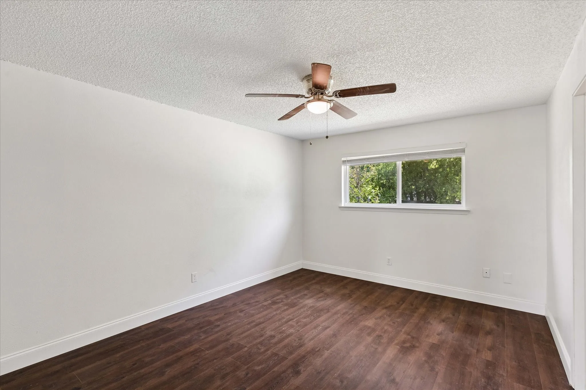 Single Family Residence For Sale in Tarrant County , 401 S Walnut Creek Drive, Mansfield, Texas 76063, 3 Bedroom, 2 Bathroom, 2 Garage spaces, 1,378 Sqft, built in 1980, mls#21350075, Real Estate Agent in Mansfield, Homes For Sale in Tarrant county, Homes For Sale in Mansfield, Realtor in Mansfield Texas, Real Estate Brokerage Independent Realty Texas, Luminita Cordes Realtor