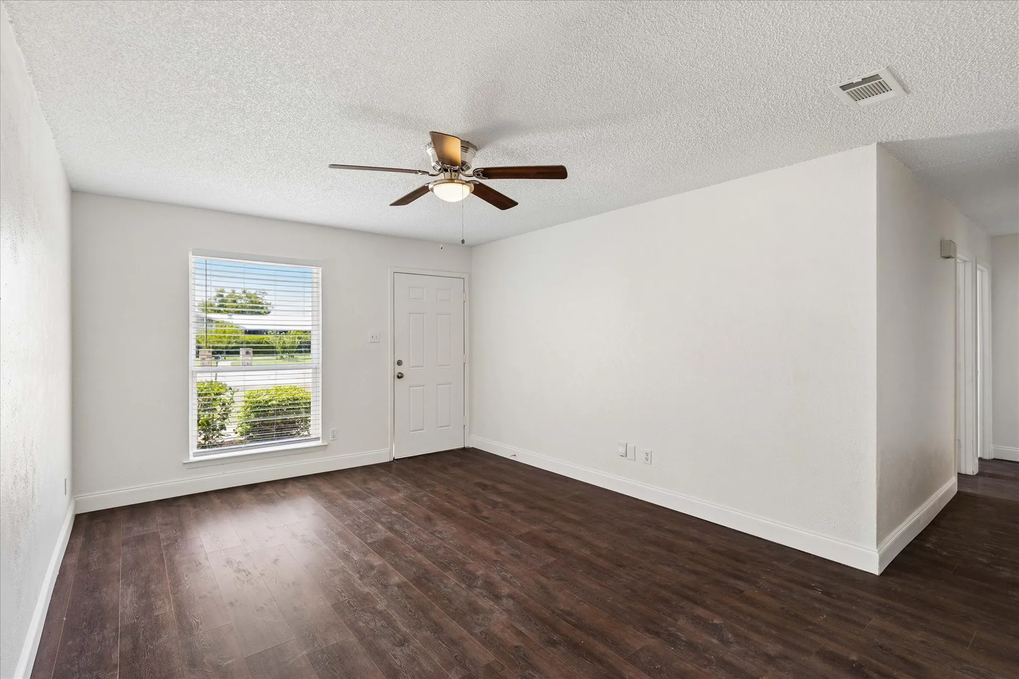 Single Family Residence For Sale in Tarrant County , 401 S Walnut Creek Drive, Mansfield, Texas 76063, 3 Bedroom, 2 Bathroom, 2 Garage spaces, 1,378 Sqft, built in 1980, mls#21350075, Real Estate Agent in Mansfield, Homes For Sale in Tarrant county, Homes For Sale in Mansfield, Realtor in Mansfield Texas, Real Estate Brokerage Independent Realty Texas, Luminita Cordes Realtor