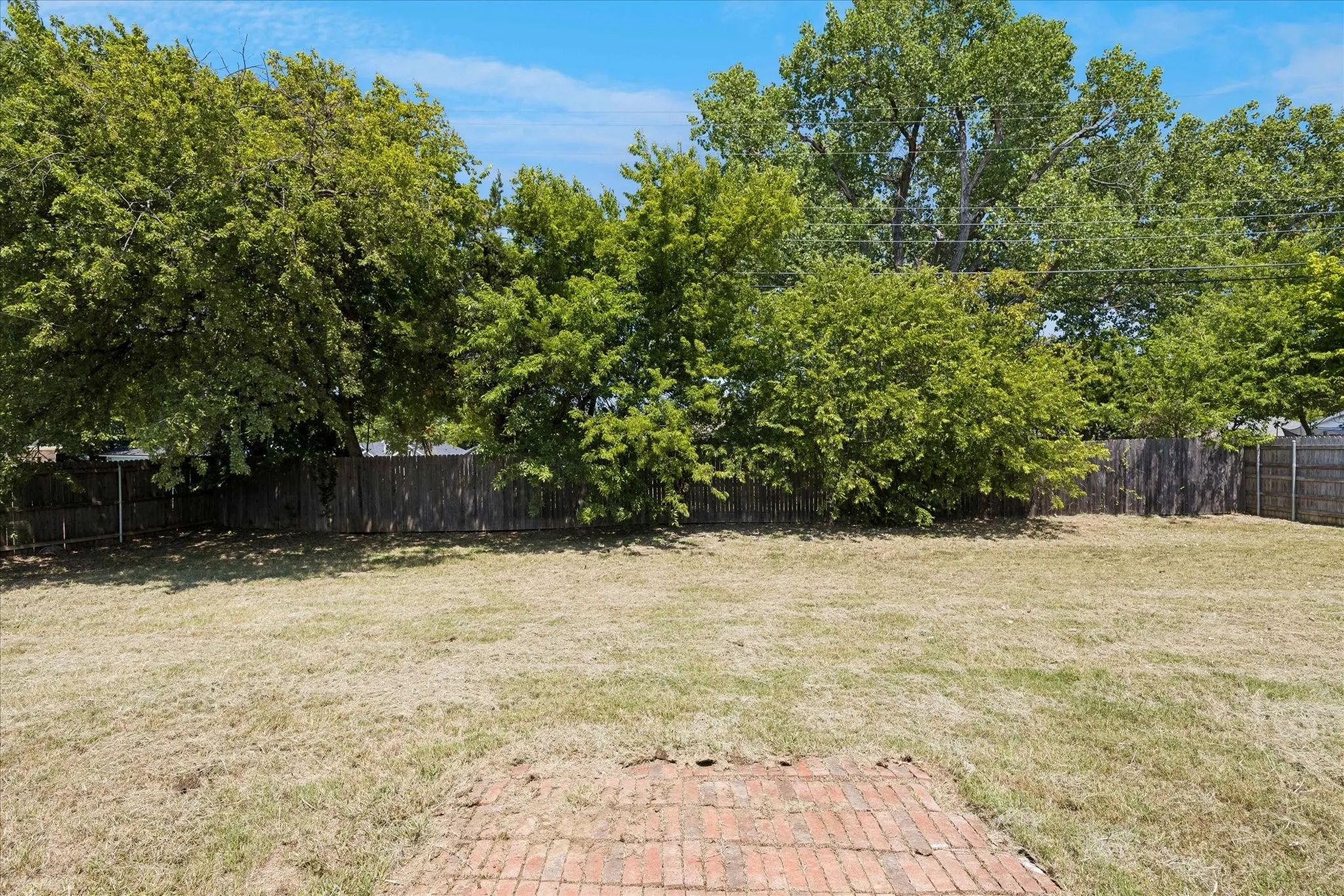 Single Family Residence For Sale in Tarrant County , 401 S Walnut Creek Drive, Mansfield, Texas 76063, 3 Bedroom, 2 Bathroom, 2 Garage spaces, 1,378 Sqft, built in 1980, mls#21350075, Real Estate Agent in Mansfield, Homes For Sale in Tarrant county, Homes For Sale in Mansfield, Realtor in Mansfield Texas, Real Estate Brokerage Independent Realty Texas, Luminita Cordes Realtor