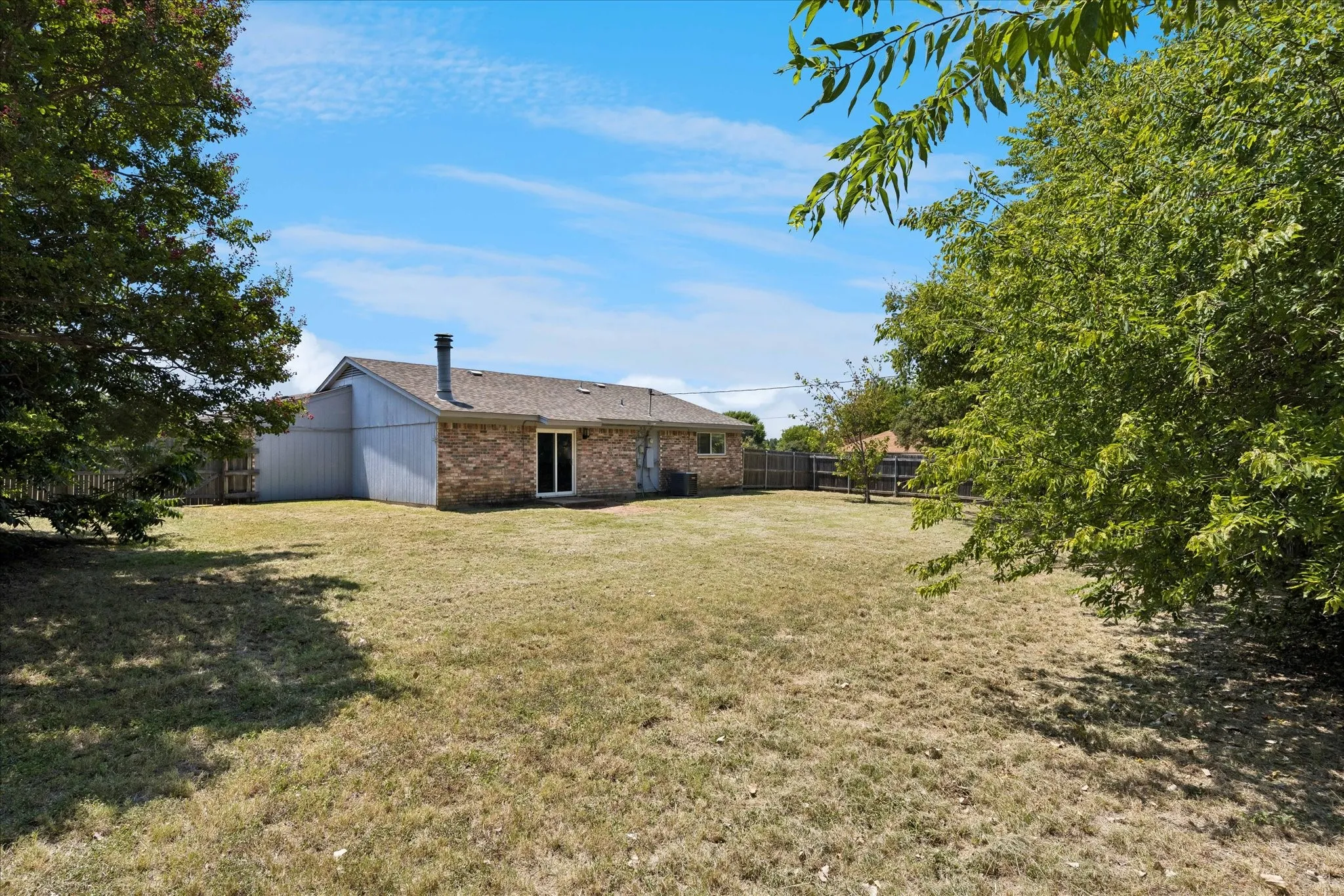 Single Family Residence For Sale in Tarrant County , 401 S Walnut Creek Drive, Mansfield, Texas 76063, 3 Bedroom, 2 Bathroom, 2 Garage spaces, 1,378 Sqft, built in 1980, mls#21350075, Real Estate Agent in Mansfield, Homes For Sale in Tarrant county, Homes For Sale in Mansfield, Realtor in Mansfield Texas, Real Estate Brokerage Independent Realty Texas, Luminita Cordes Realtor