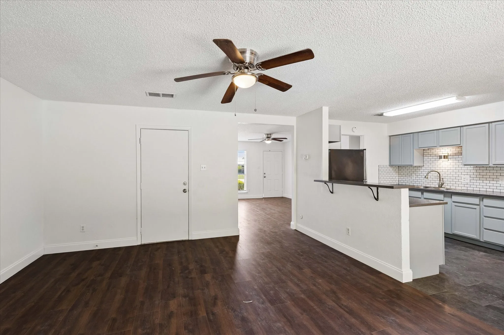 Single Family Residence For Sale in Tarrant County , 401 S Walnut Creek Drive, Mansfield, Texas 76063, 3 Bedroom, 2 Bathroom, 2 Garage spaces, 1,378 Sqft, built in 1980, mls#21350075, Real Estate Agent in Mansfield, Homes For Sale in Tarrant county, Homes For Sale in Mansfield, Realtor in Mansfield Texas, Real Estate Brokerage Independent Realty Texas, Luminita Cordes Realtor
