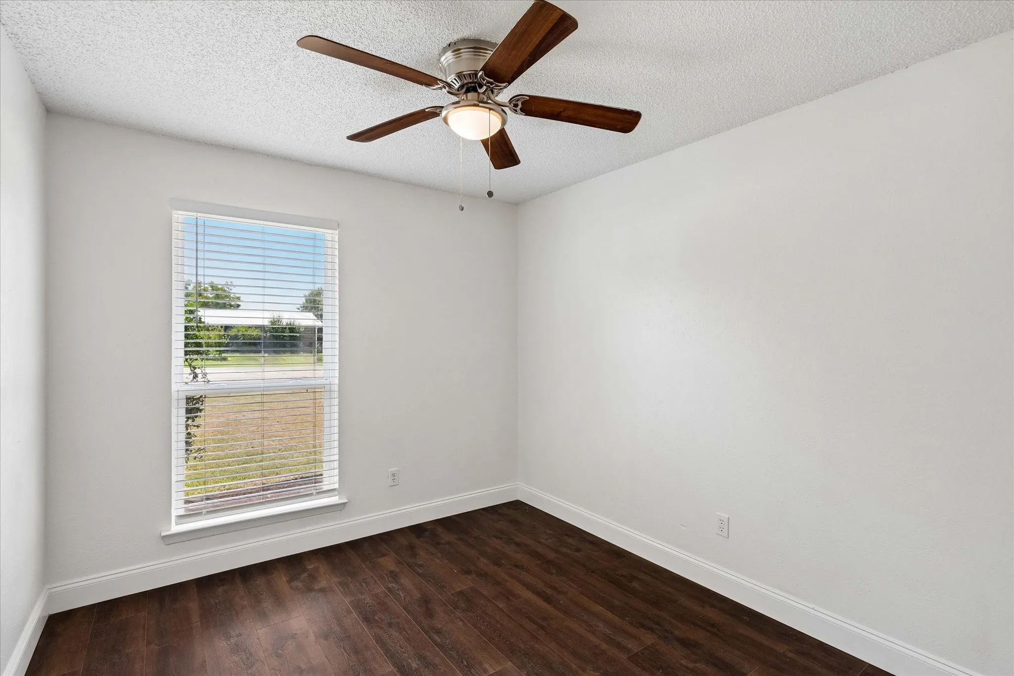 Single Family Residence For Sale in Tarrant County , 401 S Walnut Creek Drive, Mansfield, Texas 76063, 3 Bedroom, 2 Bathroom, 2 Garage spaces, 1,378 Sqft, built in 1980, mls#21350075, Real Estate Agent in Mansfield, Homes For Sale in Tarrant county, Homes For Sale in Mansfield, Realtor in Mansfield Texas, Real Estate Brokerage Independent Realty Texas, Luminita Cordes Realtor