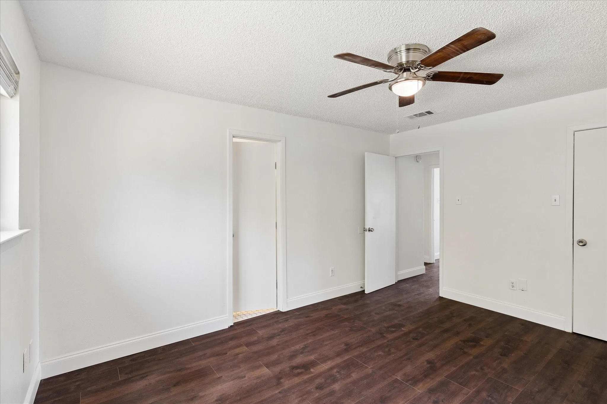 Single Family Residence For Sale in Tarrant County , 401 S Walnut Creek Drive, Mansfield, Texas 76063, 3 Bedroom, 2 Bathroom, 2 Garage spaces, 1,378 Sqft, built in 1980, mls#21350075, Real Estate Agent in Mansfield, Homes For Sale in Tarrant county, Homes For Sale in Mansfield, Realtor in Mansfield Texas, Real Estate Brokerage Independent Realty Texas, Luminita Cordes Realtor