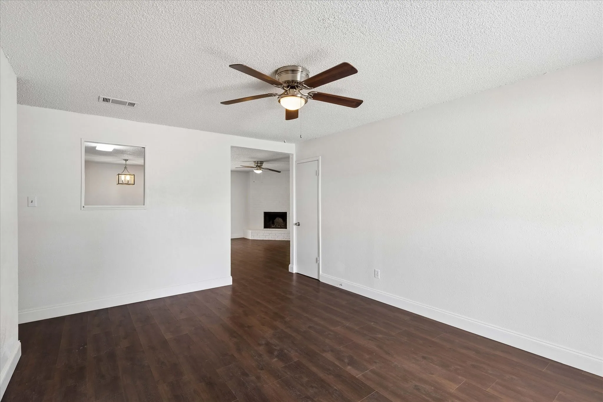 Single Family Residence For Sale in Tarrant County , 401 S Walnut Creek Drive, Mansfield, Texas 76063, 3 Bedroom, 2 Bathroom, 2 Garage spaces, 1,378 Sqft, built in 1980, mls#21350075, Real Estate Agent in Mansfield, Homes For Sale in Tarrant county, Homes For Sale in Mansfield, Realtor in Mansfield Texas, Real Estate Brokerage Independent Realty Texas, Luminita Cordes Realtor