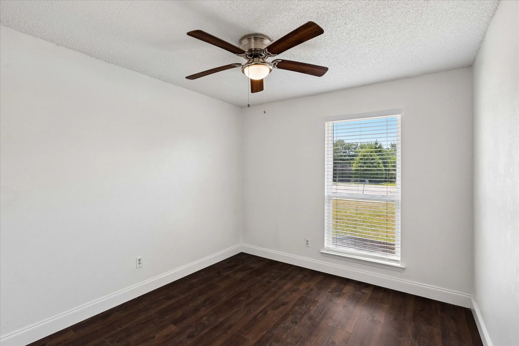 Single Family Residence For Sale in Tarrant County , 401 S Walnut Creek Drive, Mansfield, Texas 76063, 3 Bedroom, 2 Bathroom, 2 Garage spaces, 1,378 Sqft, built in 1980, mls#21350075, Real Estate Agent in Mansfield, Homes For Sale in Tarrant county, Homes For Sale in Mansfield, Realtor in Mansfield Texas, Real Estate Brokerage Independent Realty Texas, Luminita Cordes Realtor