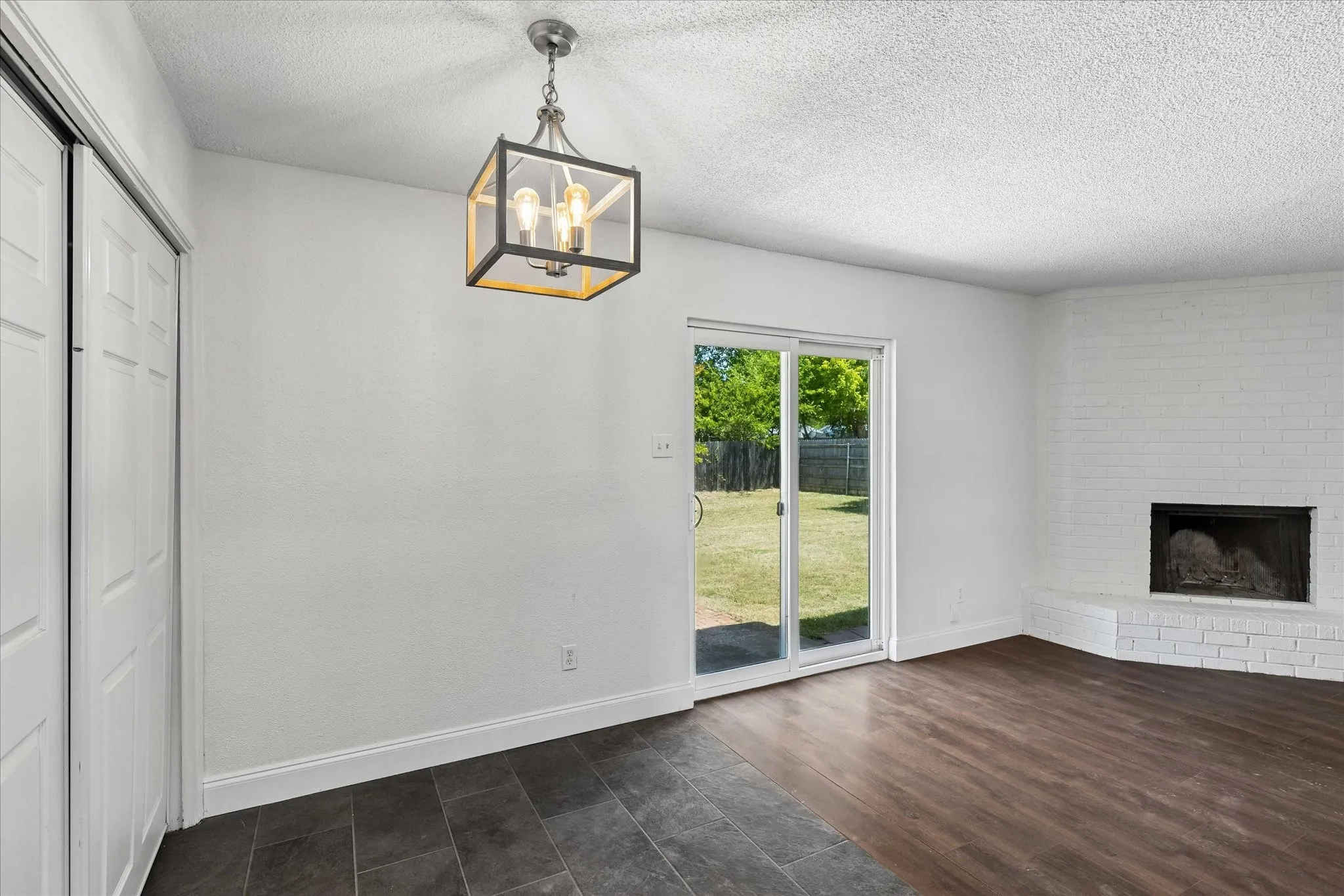 Single Family Residence For Sale in Tarrant County , 401 S Walnut Creek Drive, Mansfield, Texas 76063, 3 Bedroom, 2 Bathroom, 2 Garage spaces, 1,378 Sqft, built in 1980, mls#21350075, Real Estate Agent in Mansfield, Homes For Sale in Tarrant county, Homes For Sale in Mansfield, Realtor in Mansfield Texas, Real Estate Brokerage Independent Realty Texas, Luminita Cordes Realtor
