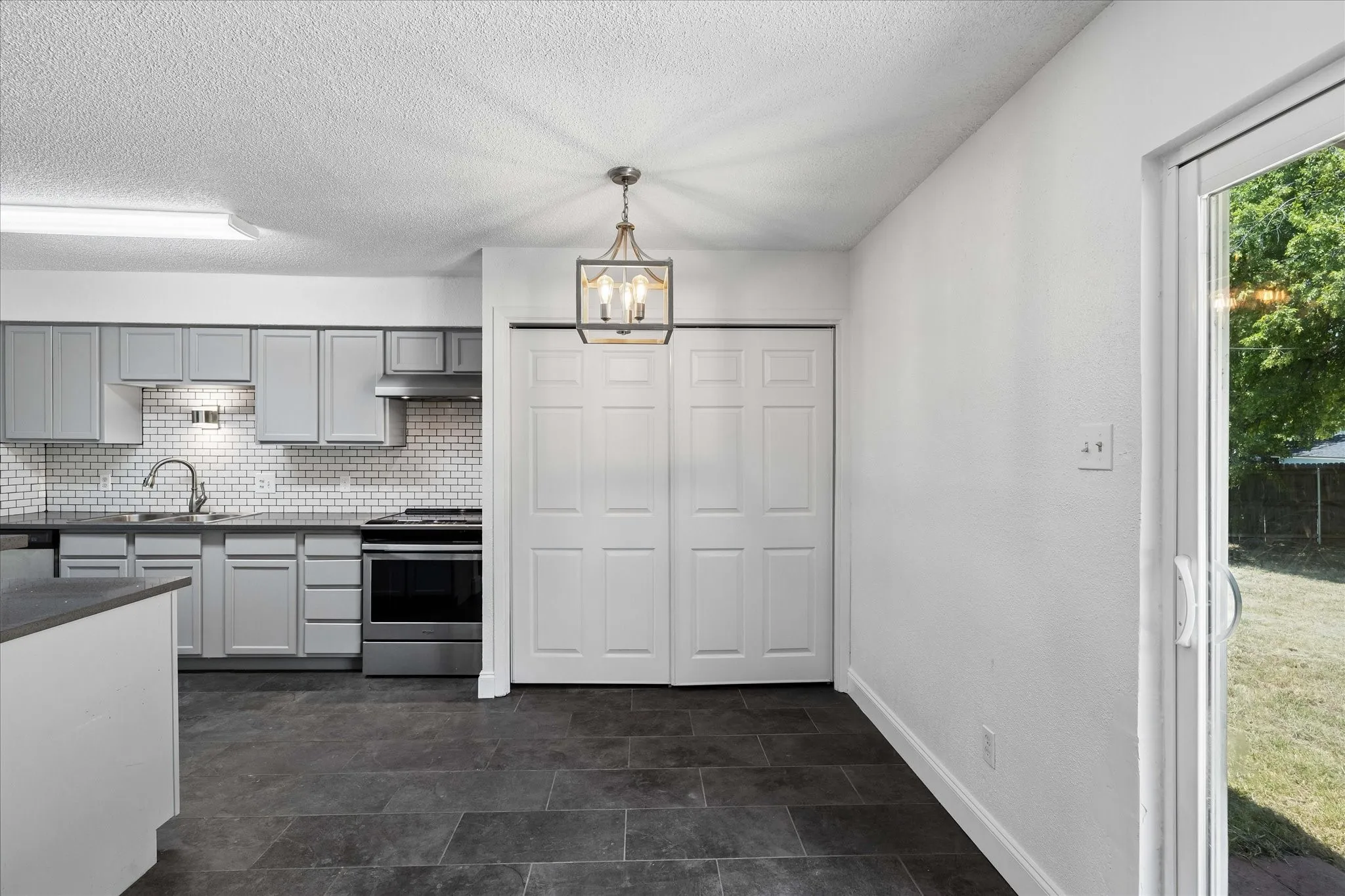 Single Family Residence For Sale in Tarrant County , 401 S Walnut Creek Drive, Mansfield, Texas 76063, 3 Bedroom, 2 Bathroom, 2 Garage spaces, 1,378 Sqft, built in 1980, mls#21350075, Real Estate Agent in Mansfield, Homes For Sale in Tarrant county, Homes For Sale in Mansfield, Realtor in Mansfield Texas, Real Estate Brokerage Independent Realty Texas, Luminita Cordes Realtor