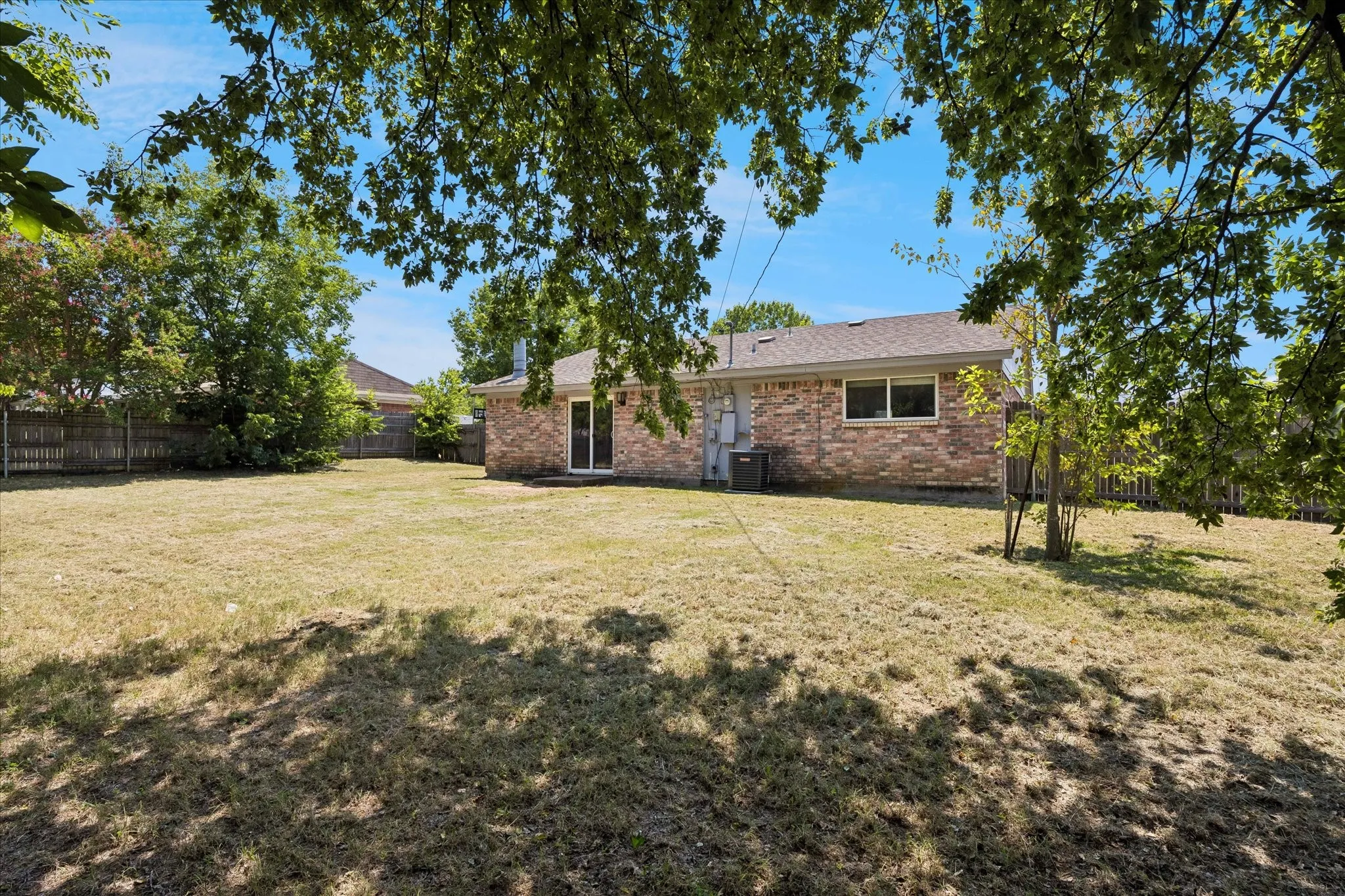 Single Family Residence For Sale in Tarrant County , 401 S Walnut Creek Drive, Mansfield, Texas 76063, 3 Bedroom, 2 Bathroom, 2 Garage spaces, 1,378 Sqft, built in 1980, mls#21350075, Real Estate Agent in Mansfield, Homes For Sale in Tarrant county, Homes For Sale in Mansfield, Realtor in Mansfield Texas, Real Estate Brokerage Independent Realty Texas, Luminita Cordes Realtor