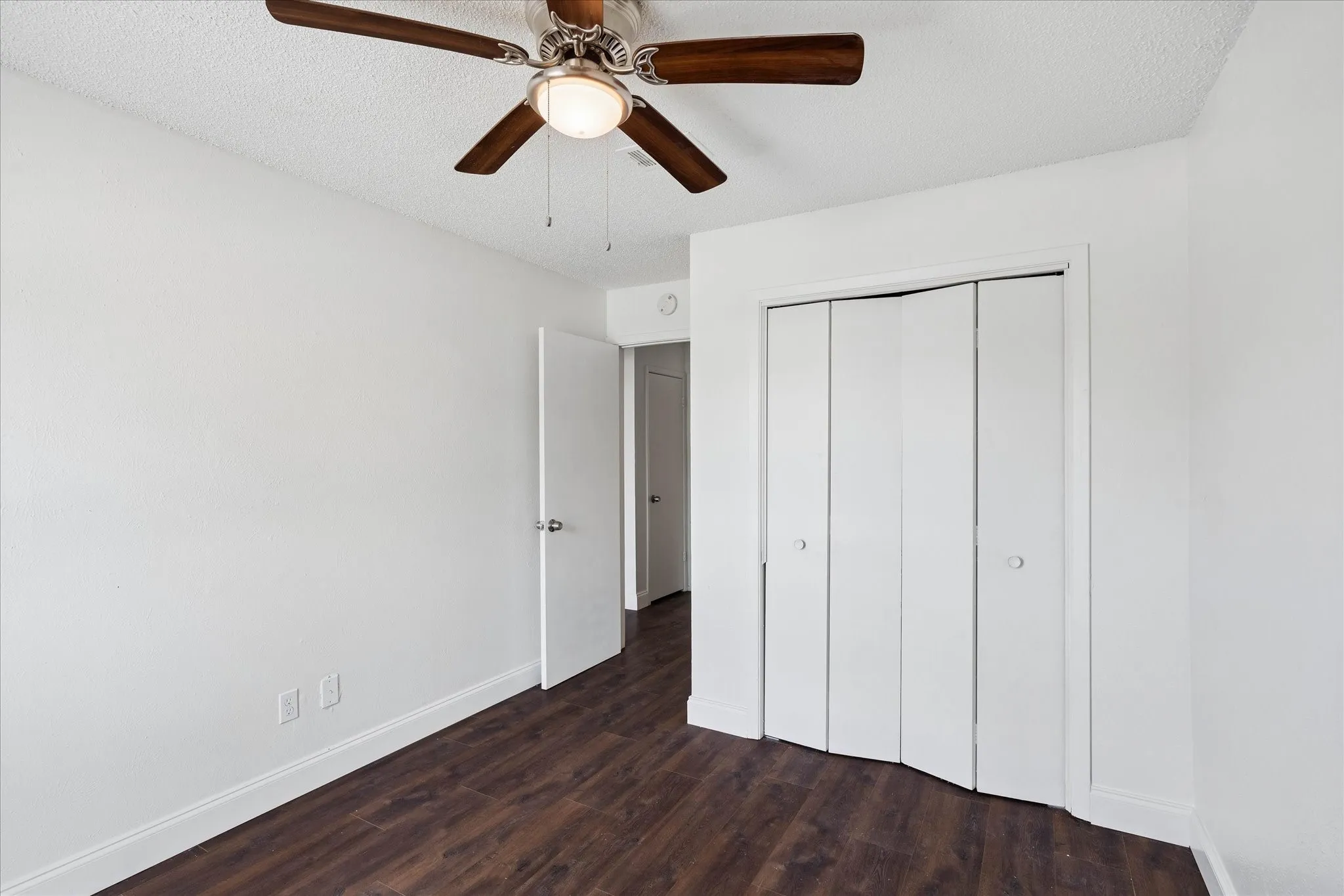 Single Family Residence For Sale in Tarrant County , 401 S Walnut Creek Drive, Mansfield, Texas 76063, 3 Bedroom, 2 Bathroom, 2 Garage spaces, 1,378 Sqft, built in 1980, mls#21350075, Real Estate Agent in Mansfield, Homes For Sale in Tarrant county, Homes For Sale in Mansfield, Realtor in Mansfield Texas, Real Estate Brokerage Independent Realty Texas, Luminita Cordes Realtor