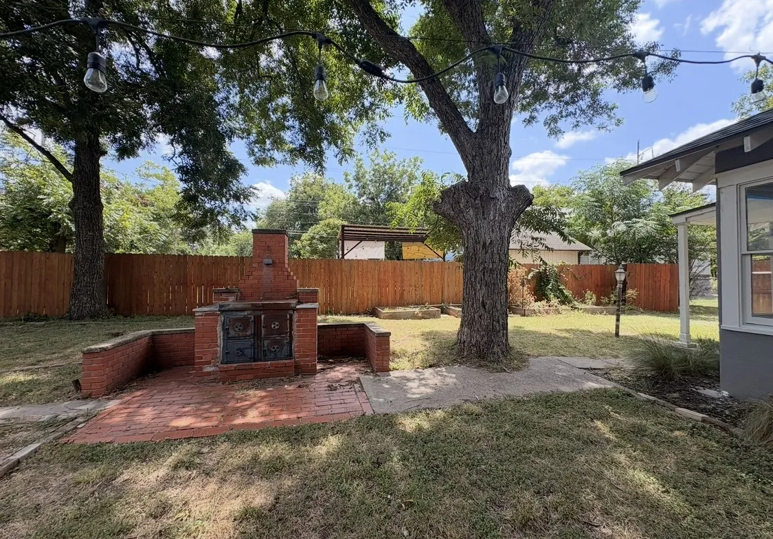Single Family Residence For Rent in Mc Lennan County , 2626 Morrow Avenue, Waco, Texas 76707, 3 Bedroom, 2 Bathroom, 2 Garage spaces, 1,576 Sqft, built in 1928, mls#21350056, Real Estate Agent in Waco, Homes For Rent in Mc Lennan county, Homes For Rent in Waco, Realtor in Waco Texas, Real Estate Brokerage Independent Realty Texas, Luminita Cordes Realtor