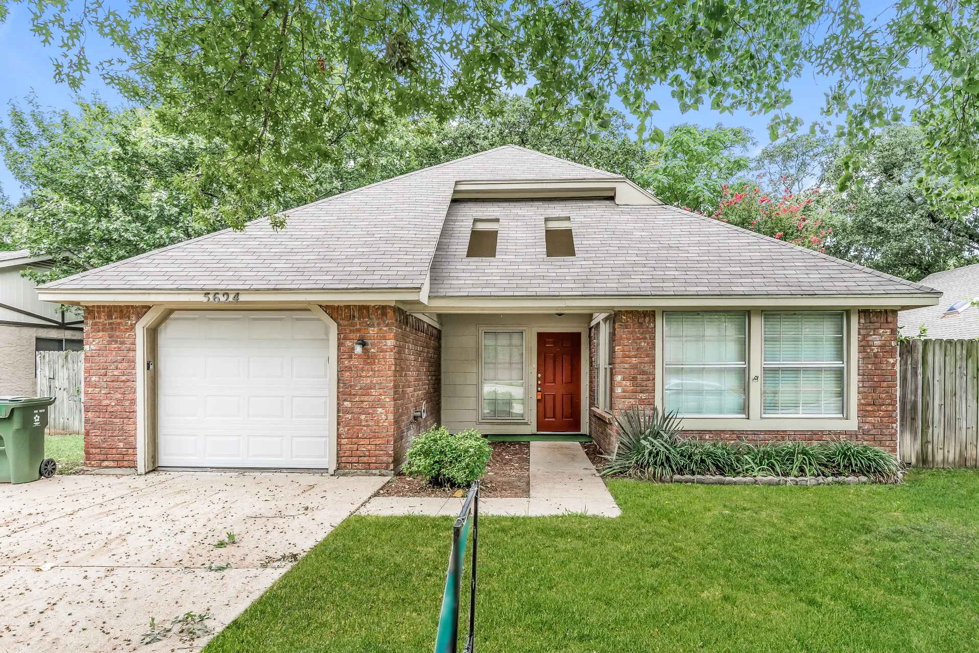 Single Family Residence For Rent in Tarrant County , 5624 Lordsburg Trail, Arlington, Texas 76017, 3 Bedroom, 2 Bathroom, 1 Garage spaces, 1,624 Sqft, built in 1984, mls#21350144, Real Estate Agent in Arlington, Homes For Rent in Tarrant county, Homes For Rent in Arlington, Realtor in Arlington Texas, Real Estate Brokerage Independent Realty Texas, Luminita Cordes Realtor