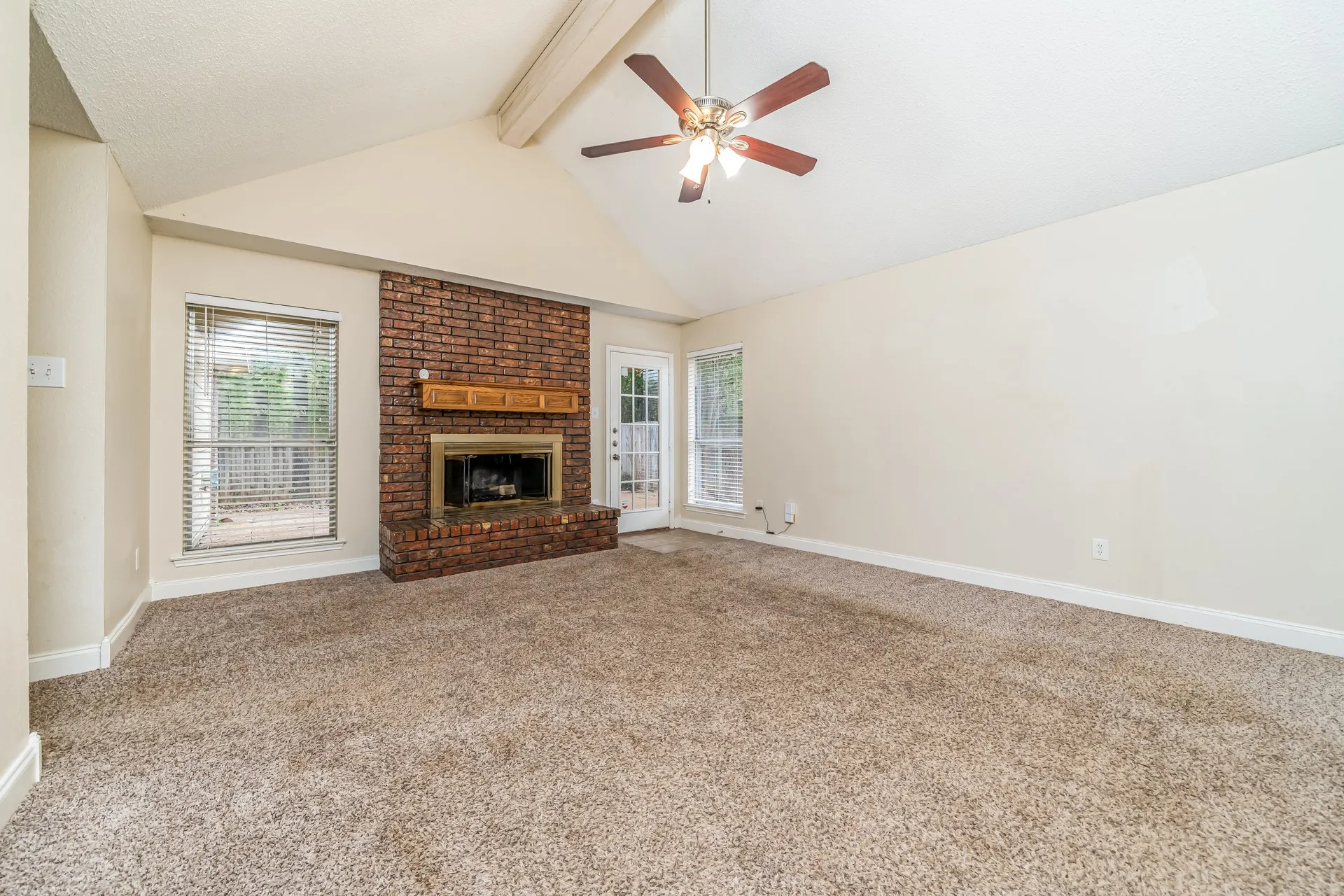 Single Family Residence For Rent in Tarrant County , 5624 Lordsburg Trail, Arlington, Texas 76017, 3 Bedroom, 2 Bathroom, 1 Garage spaces, 1,624 Sqft, built in 1984, mls#21350144, Real Estate Agent in Arlington, Homes For Rent in Tarrant county, Homes For Rent in Arlington, Realtor in Arlington Texas, Real Estate Brokerage Independent Realty Texas, Luminita Cordes Realtor
