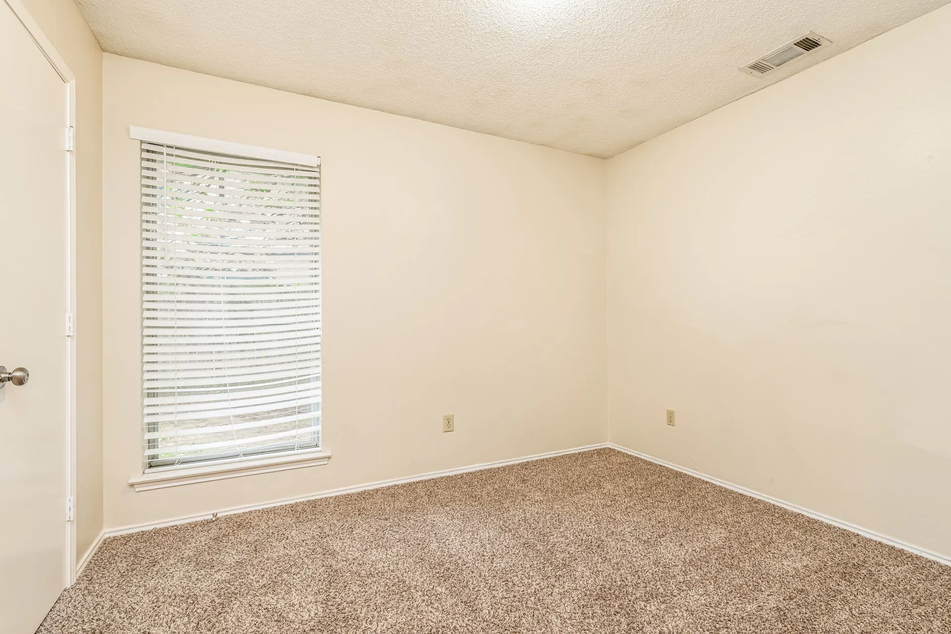 Single Family Residence For Rent in Tarrant County , 5624 Lordsburg Trail, Arlington, Texas 76017, 3 Bedroom, 2 Bathroom, 1 Garage spaces, 1,624 Sqft, built in 1984, mls#21350144, Real Estate Agent in Arlington, Homes For Rent in Tarrant county, Homes For Rent in Arlington, Realtor in Arlington Texas, Real Estate Brokerage Independent Realty Texas, Luminita Cordes Realtor