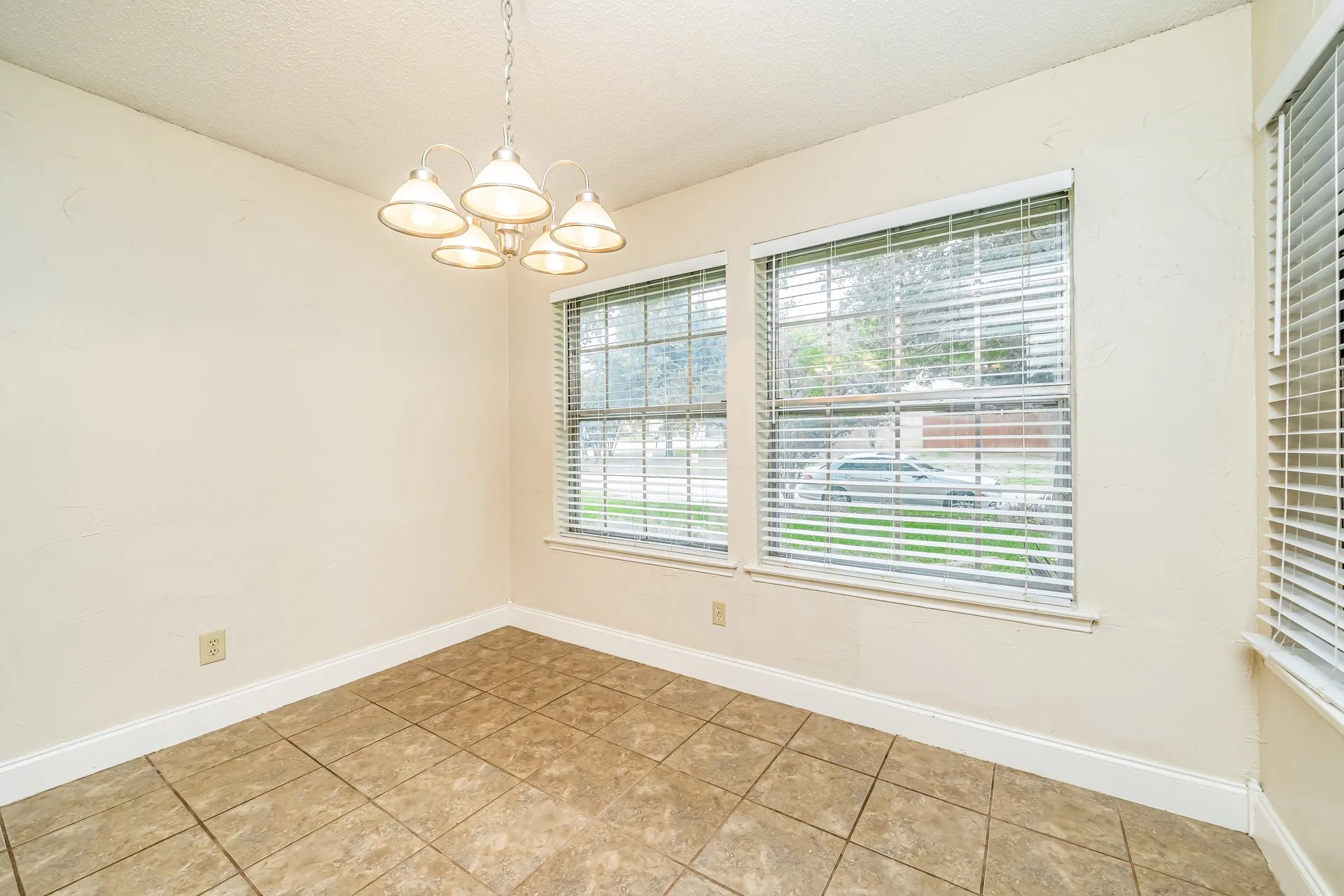 Single Family Residence For Rent in Tarrant County , 5624 Lordsburg Trail, Arlington, Texas 76017, 3 Bedroom, 2 Bathroom, 1 Garage spaces, 1,624 Sqft, built in 1984, mls#21350144, Real Estate Agent in Arlington, Homes For Rent in Tarrant county, Homes For Rent in Arlington, Realtor in Arlington Texas, Real Estate Brokerage Independent Realty Texas, Luminita Cordes Realtor