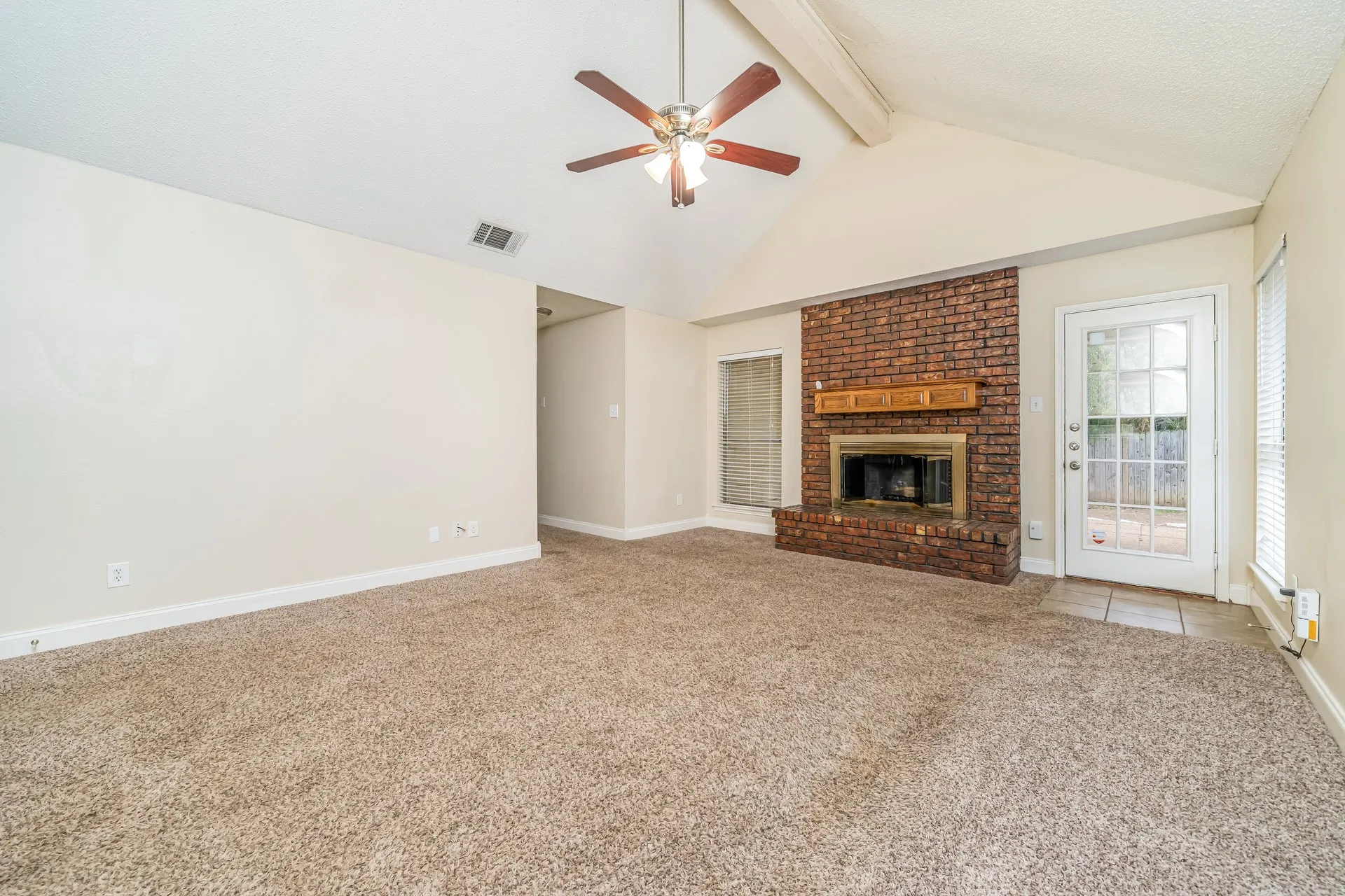 Single Family Residence For Rent in Tarrant County , 5624 Lordsburg Trail, Arlington, Texas 76017, 3 Bedroom, 2 Bathroom, 1 Garage spaces, 1,624 Sqft, built in 1984, mls#21350144, Real Estate Agent in Arlington, Homes For Rent in Tarrant county, Homes For Rent in Arlington, Realtor in Arlington Texas, Real Estate Brokerage Independent Realty Texas, Luminita Cordes Realtor