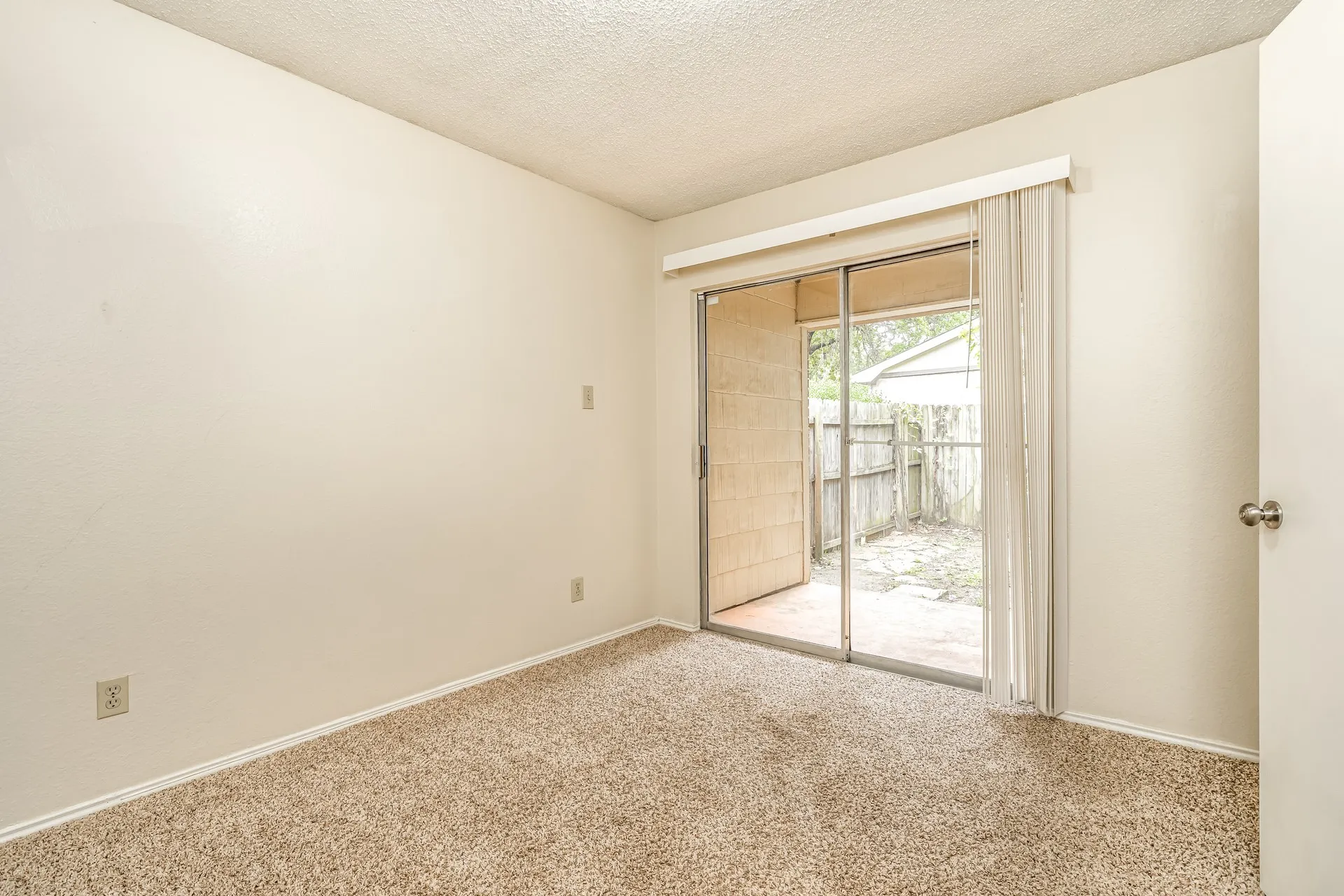 Single Family Residence For Rent in Tarrant County , 5624 Lordsburg Trail, Arlington, Texas 76017, 3 Bedroom, 2 Bathroom, 1 Garage spaces, 1,624 Sqft, built in 1984, mls#21350144, Real Estate Agent in Arlington, Homes For Rent in Tarrant county, Homes For Rent in Arlington, Realtor in Arlington Texas, Real Estate Brokerage Independent Realty Texas, Luminita Cordes Realtor